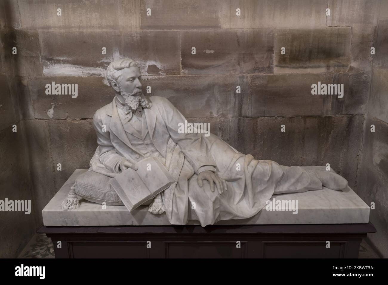 Marmorskulptur, die die ersten Marques de Comillas in der Kapelle-Pantheon des Palacio de Sobrellano in Comillas Cantabria, Spanien, am 1. August 2020 in englischer und mitteleuropäischer rechtwinkliger Gotik darstellt, mit Möbeln von Gaudí und modernistischen Skulpturen von Joan Roig, Josep Llimona, Venancio Vallmitjana und Agapito Vallmitjana. (Foto von Joaquin Gomez Sastre/NurPhoto) Stockfoto