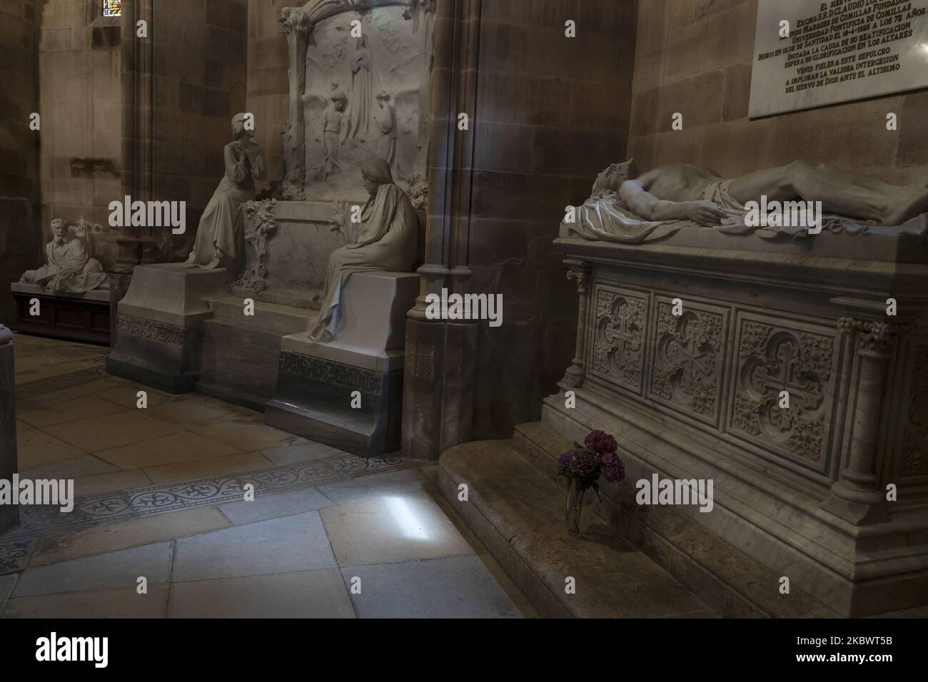 Skulpturensemble in der Kapelle-Pantheon des Palacio de Sobrellano in Comillas Cantabria, Spanien, am 1. August 2020 im englischen und mitteleuropäischen rechtwinkligen gotischen Stil mit Möbeln von Gaudí und modernistischen Skulpturen von Joan Roig, Josep Llimona, Venancio Vallmitjana und Agapito Vallmitjana. (Foto von Joaquin Gomez Sastre/NurPhoto) Stockfoto