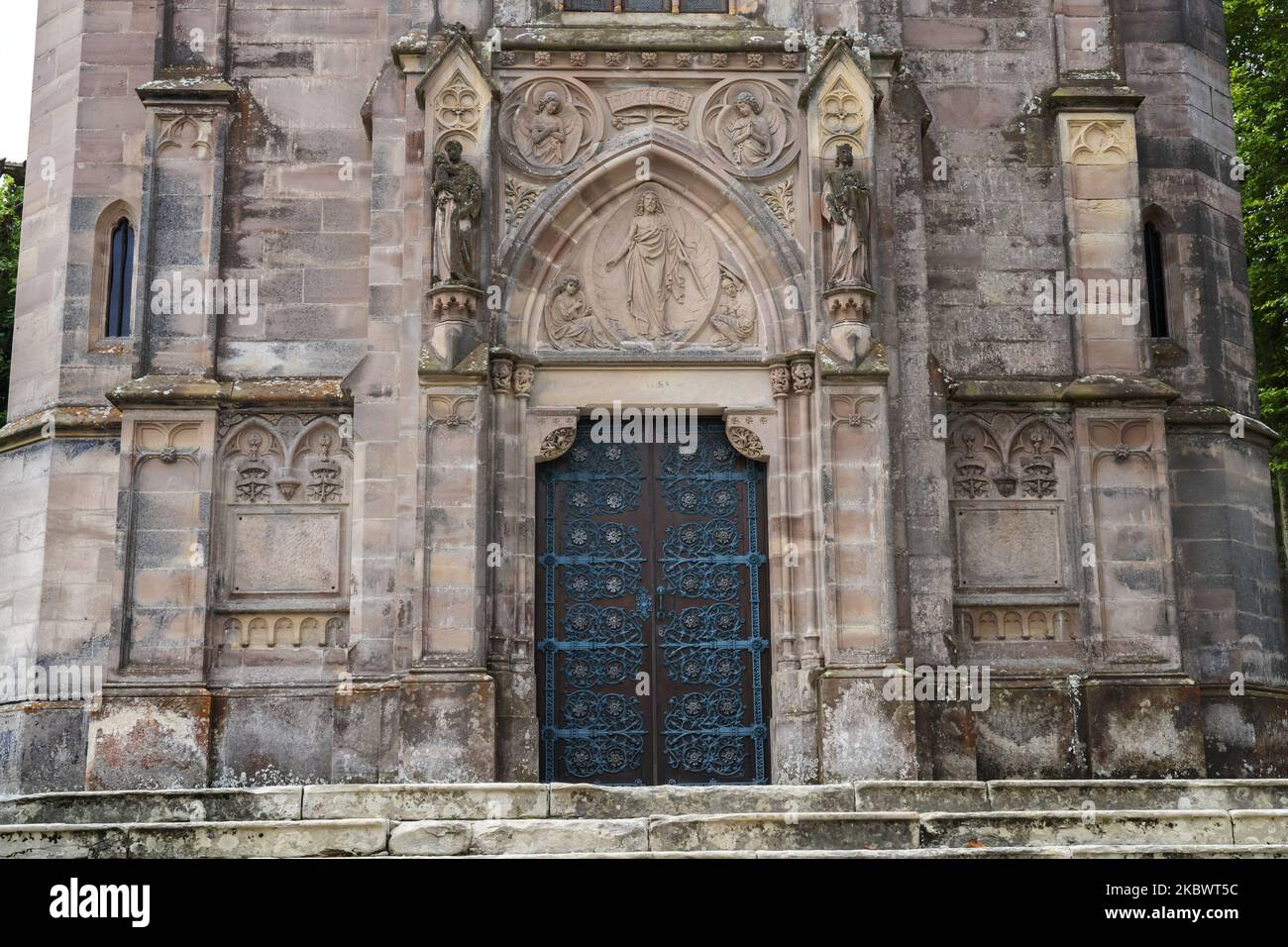 Blick auf die Eingangstür zur Kapelle-Pantheon des Sobrellano-Palastes in Comillas Cantabria, Spanien, am 1. August 2020 im rechtwinkligen gotischen Stil in Englisch und Mitteleuropa mit Möbeln von Gaudí und modernistischen Skulpturen von Joan Roig, Josep Llimona, Venancio Vallmitjana und Agapito Vallmitjana. (Foto von Joaquin Gomez Sastre/NurPhoto) Stockfoto