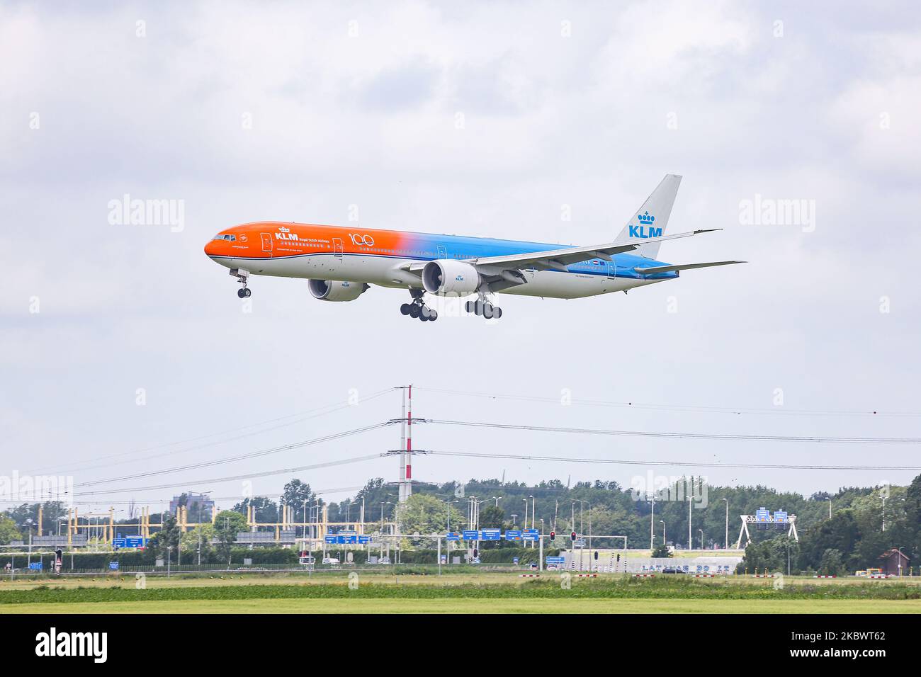 KLM Royal Dutch Airlines Boeing 777 Passagierflugzeuge, wie sie am 2. Juli 2020 auf der Polderbaan-Piste im Amsterdam Schiphol International Airport in den Niederlanden im endgültigen Anflug für Landung, Landung, Abbruch und Rollieren flogen. Das zweifarbige Breitkörper-Langstreckenflugzeug ist in Orange und Classic Blue in den Sonderfarben Orange Pride #OrangePride lackiert, die Boeing B777 oder Boeing 777-306(er) hat die Registrierung PH-BVA und den Namen Nationaal Park De Hoge Veluwe / De Hoge Veluwe National Park. KLM rechtlich Koninklijke Luchtvaart Maatschappij N.V. ist die DUT Stockfoto