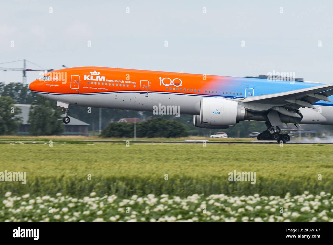 KLM Royal Dutch Airlines Boeing 777 Passagierflugzeuge, wie sie am 2. Juli 2020 auf der Polderbaan-Piste im Amsterdam Schiphol International Airport in den Niederlanden im endgültigen Anflug für Landung, Landung, Abbruch und Rollieren flogen. Das zweifarbige Breitkörper-Langstreckenflugzeug ist in Orange und Classic Blue in den Sonderfarben Orange Pride #OrangePride lackiert, die Boeing B777 oder Boeing 777-306(er) hat die Registrierung PH-BVA und den Namen Nationaal Park De Hoge Veluwe / De Hoge Veluwe National Park. KLM rechtlich Koninklijke Luchtvaart Maatschappij N.V. ist die DUT Stockfoto