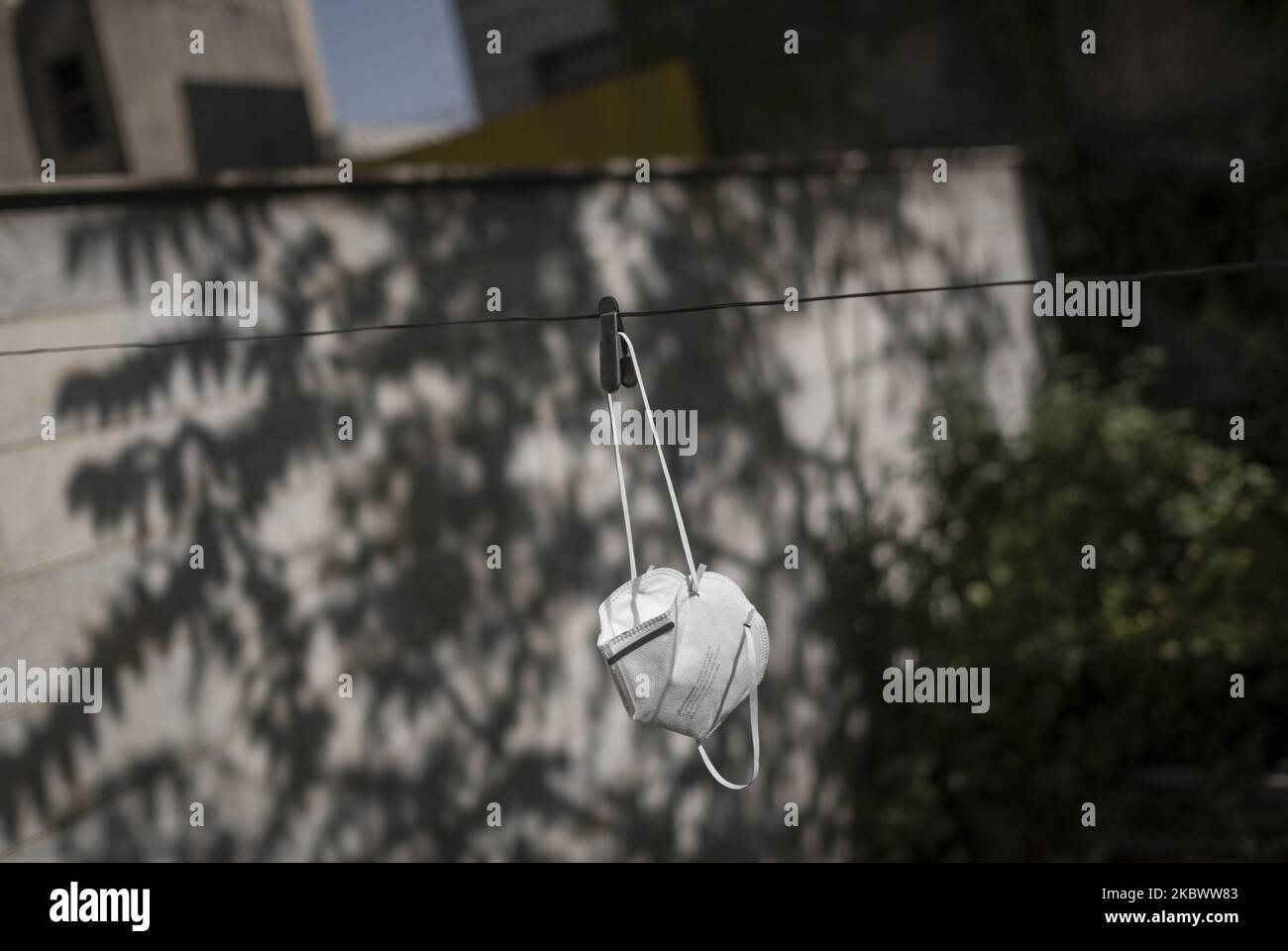 Eine Gesichtsschutzmaske, die am 7. August 2020 zur Desinfektion an einem Seil in der Sonne in Zentral-Teheran gehängt wurde. Aufgrund der wirtschaftlichen Probleme können viele Iraner nicht mehr Geld für den Kauf einer Gesichtsschutzmaske bezahlen und bevorzugen es, ihre Masken für mehrere Zwecke in der Sonne zu desinfizieren. MORTEZA NIKOUBAZL/NurPhoto (Foto von Morteza Nikoubazl/NurPhoto) Stockfoto