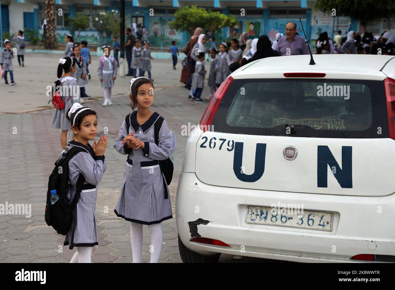 Palästinensische Studenten an einer von den Vereinten Nationen geführten Schule, die am Samstag, den 8. August 2020, im Flüchtlingslager Jabalia in Gaza-Stadt beginnt, als Palästinenser die Einschränkungen der Coronavirus-Krankheit (COVID-19) lockern. Die Schulen, die sowohl von der palästinensischen Regierung als auch vom UN-Flüchtlings- und Arbeitsamt (UNRWA) betrieben werden, haben im Gazastreifen fast normal eröffnet, nachdem fünf Monate vergangen sind, in denen keine Fälle von gemeinschaftlicher Übertragung des Coronavirus aufgezeichnet wurden. (Foto von Majdi Fathi/NurPhoto) Stockfoto