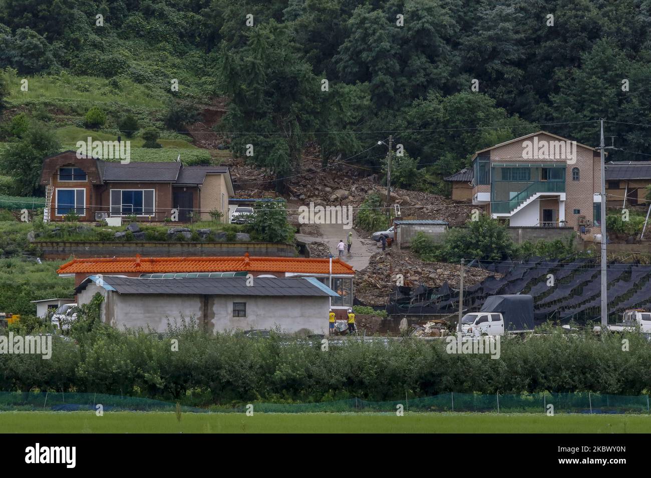 Schweres Werkzeug und Freiwillige Wiederherstellung Erdrutschplatz des Bauerndorfes in Unjeung Myeon in Chungju City, Südkorea, am 9. August 2020. Schwere Regenfälle, Erdrutsche und Überschwemmungen in Südkorea haben in den letzten Tagen mindestens 30 Menschen getötet, aber die Zahl der Todesopfer könnte weiter steigen, da mehr als 10 Menschen vermisst wurden. Auch im südlichen Teil des Landes werden aufgrund eines bevorstehenden Taifuns stärkere Regenfälle prognostiziert. Sintflutartige Regenfälle haben im ganzen Land seit dem 1. August inmitten der lang anhaltenden Monsunsaison verheerende Schäden angerichtet. (Foto von Seung-il Ryu/NurPhoto) Stockfoto