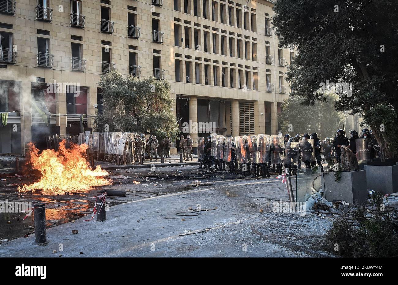 Die Bereitschaftspolizei in Beirut, Libanon, wurde am 8. August 2020 nach der massiven Explosion im Hafen von Beirut eingesetzt. Die Demonstranten waren verärgert über die verheerende Explosion am Dienstag, die laut Beamten durch 2.750 Tonnen Ammoniumnitrat verursacht wurde, der seit 2013 ungefährig gelagert wurde. (Foto von STR/NurPhoto) Stockfoto