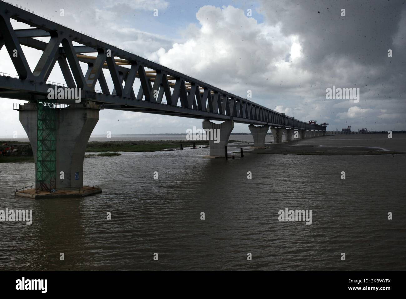 Am Sonntag, den 09. August 2020, wird in der Nähe von Dhaka, Bangladesch, ein Blick auf die Mehrzweck-Straßenbahn-Padma-Brücke über den Padma-Fluss gebaut. Die Padma-Brücke ist das anspruchsvollste Bauprojekt in der Geschichte Bangladeschs. Die zweistufige Stahltrassebrücke wird eine vierspurige Autobahn auf der oberen Ebene und eine eingleisige Eisenbahn auf der unteren Ebene tragen. Sie wird die größte Brücke in den Padma-Brahmaputra-Meghna-Flussbecken des Landes sowohl hinsichtlich der Spannweite als auch der Gesamtlänge sein. (Foto von Syed Mahamudur Rahman/NurPhoto) Stockfoto