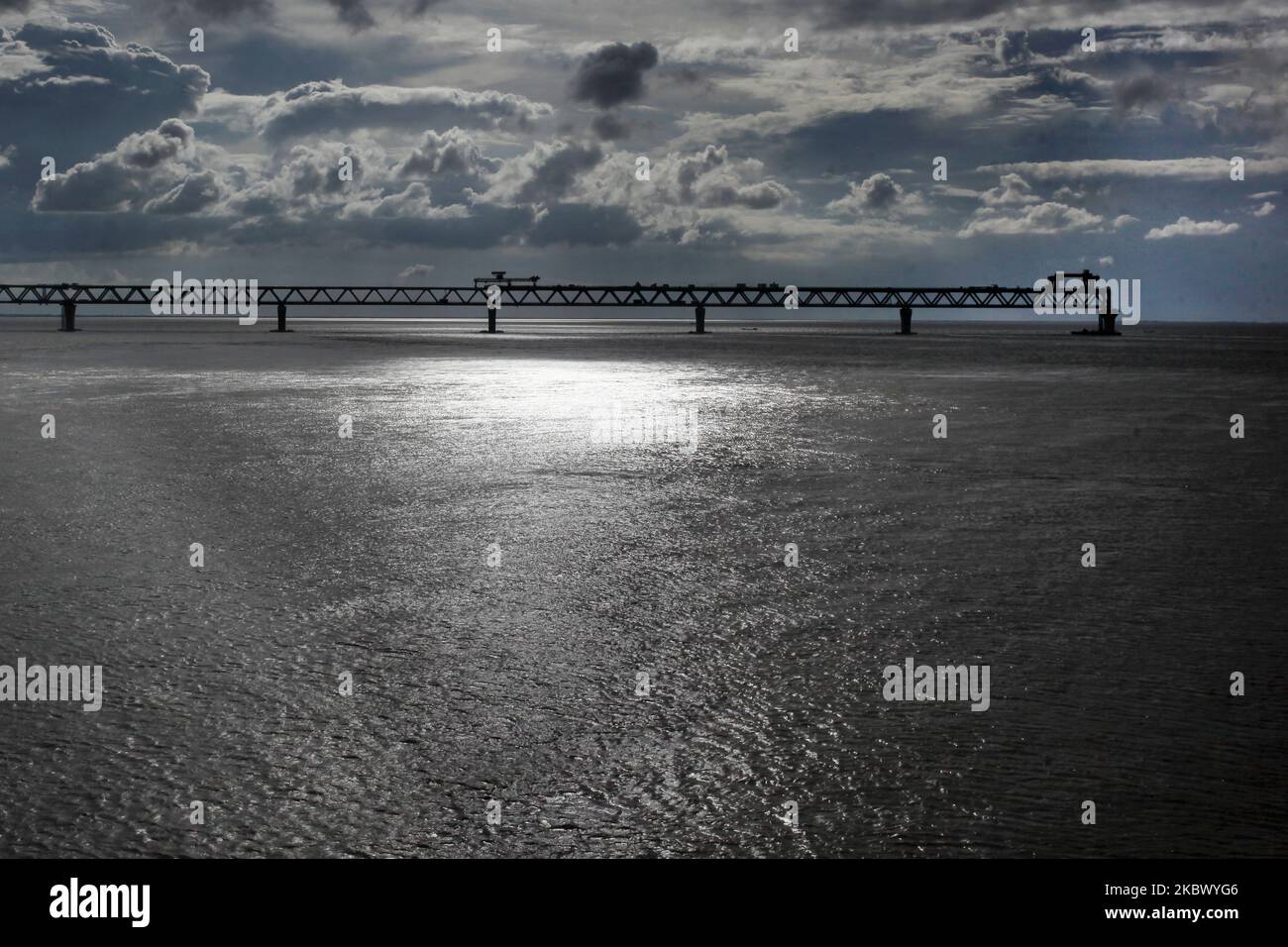 Am Sonntag, den 09. August 2020, wird in der Nähe von Dhaka, Bangladesch, ein Blick auf die Mehrzweck-Straßenbahn-Padma-Brücke über den Padma-Fluss gebaut. Die Padma-Brücke ist das anspruchsvollste Bauprojekt in der Geschichte Bangladeschs. Die zweistufige Stahltrassebrücke wird eine vierspurige Autobahn auf der oberen Ebene und eine eingleisige Eisenbahn auf der unteren Ebene tragen. Sie wird die größte Brücke in den Padma-Brahmaputra-Meghna-Flussbecken des Landes sowohl hinsichtlich der Spannweite als auch der Gesamtlänge sein. (Foto von Syed Mahamudur Rahman/NurPhoto) Stockfoto
