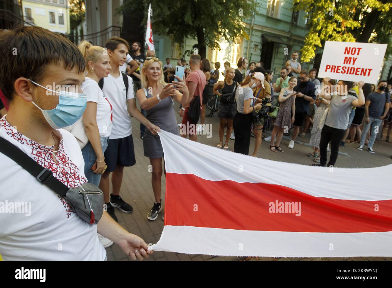 Belarussische Bürger, die in der Ukraine leben, und ihre ukrainischen Unterstützer halten Plakate und belarussische Flaggen während einer Kundgebung mit dem Titel „gemeinsam für das freie Belarus“ neben der Botschaft von Belarus in Kiew, Ukraine, am 09. August 2020. (Foto von STR/NurPhoto) Stockfoto