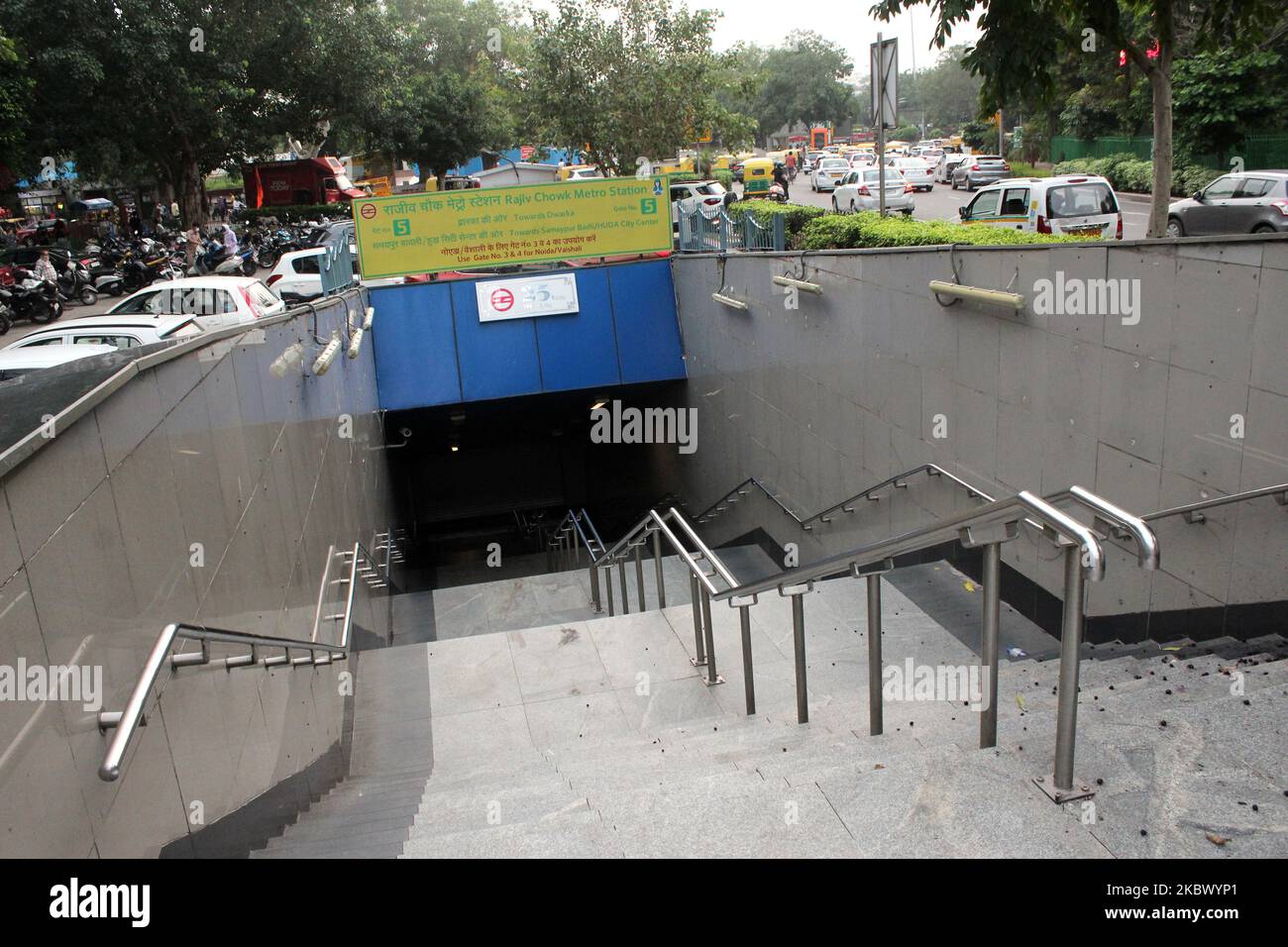 Ein verlassener Blick auf die U-Bahnstation Rajiv Chowk am 9. August 2020 in Neu-Delhi, da sie geschlossen bleibt, um die Ausbreitung des Coronavirus in der Hauptstadt einzudämmen. In den letzten 24 Stunden wurden 64.399 neue Fälle gemeldet, und die Gesamtfalllast der neuartigen Coronavirus-Infektion in Indien hat 21,53,011 berührt. Es wurden bis zu 861 Todesfälle gemeldet, was die Verletzten auf 43.379 forderte. Seit nunmehr 11 Tagen sind die Covid-19-Fälle um mehr als 50.000 gestiegen. (Foto von Mayank Makhija/NurPhoto) Stockfoto