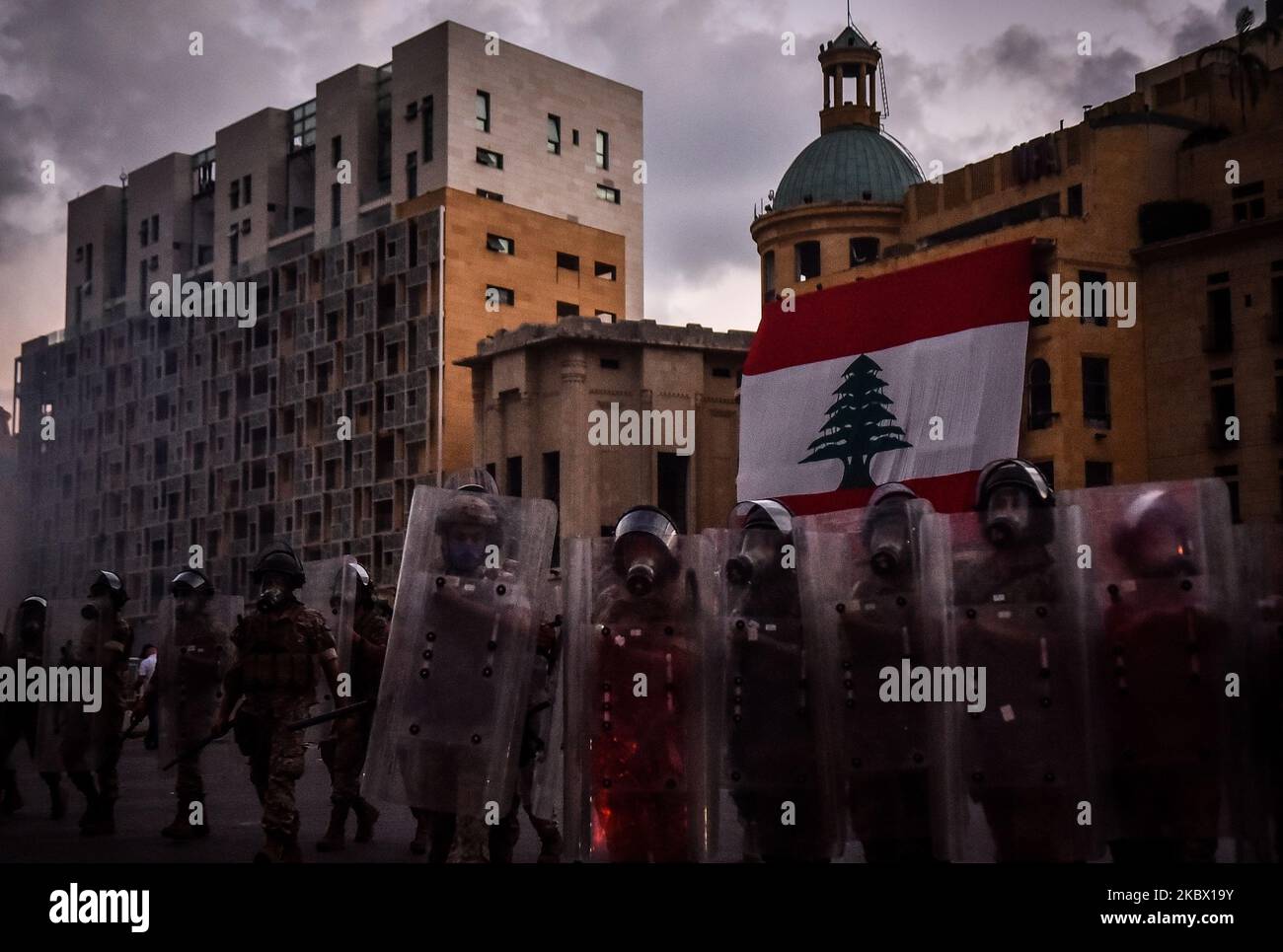 Bereitschaftspolizei während eines Protestes in Beirut, Libanon, am 10. August 2020. Die großen Proteste dauerten einen dritten Tag lang an, als die libanesische Hauptstadt von der massiven Explosion dieser Woche, bei der mehr als 200 Menschen ums Leben kamen, Tausende verletzt und weite Teile der Stadt zerstört wurden, rekapitulierte. (Foto von STR/NurPhoto) Stockfoto