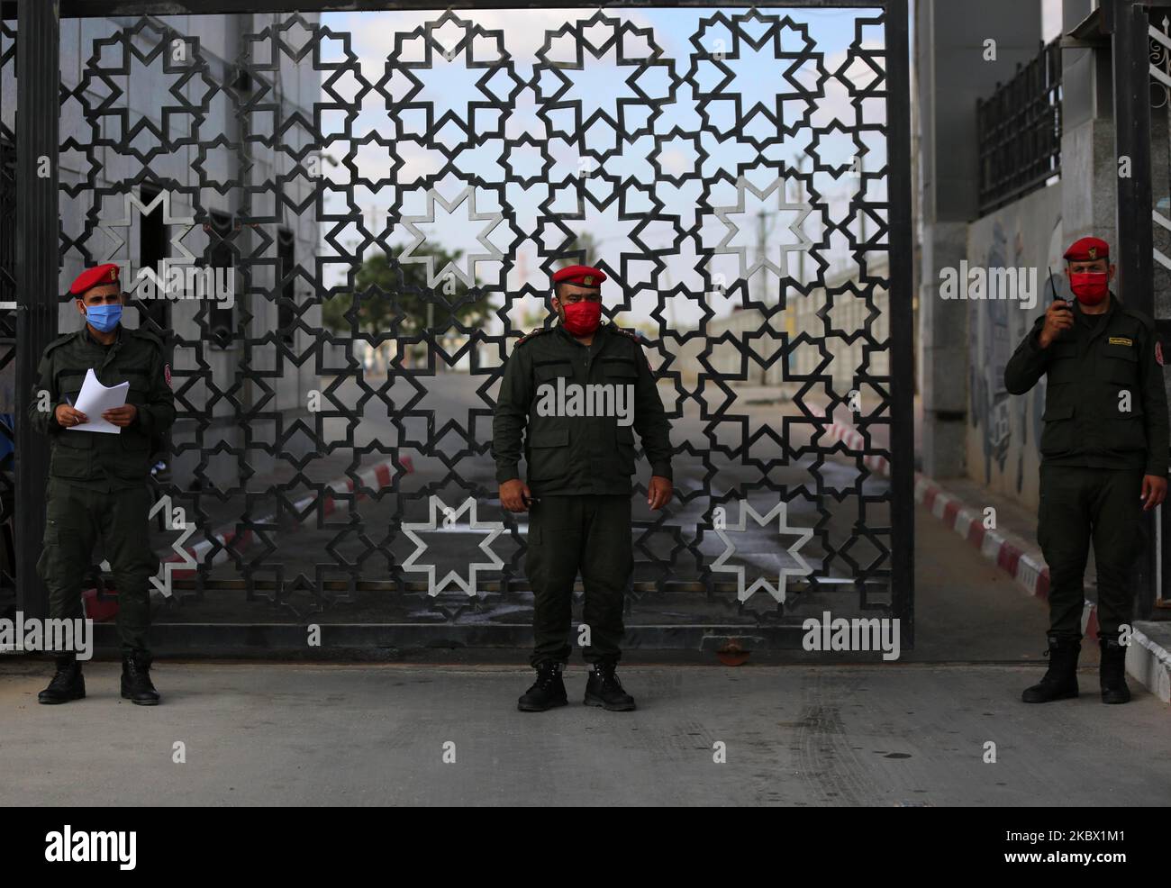Palästinensische Sicherheitskräfte stehen am Eingang des Grenzübergangs zu Ägypten, der nach monatelanger Schließung aufgrund der Coronavirus-Pandemie im südlichen Gazastreifen, Palästina, am 11. August 2020 wiedereröffnet wurde, unter Wache. (Foto von Majdi Fathi/NurPhoto) Stockfoto