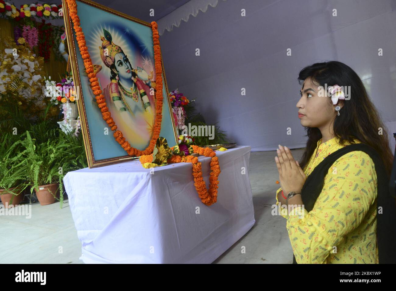 Hinduistische eifrige Gebete zum Gedenken an Janmashtami, die Geburt von Lord Krishna im Dhakeshwari National Temple, inmitten der Coronavirus-Pandemie in Dhaka, Bangladesch, am 11. August 2020 (Foto: Mamunur Rashid/NurPhoto) Stockfoto