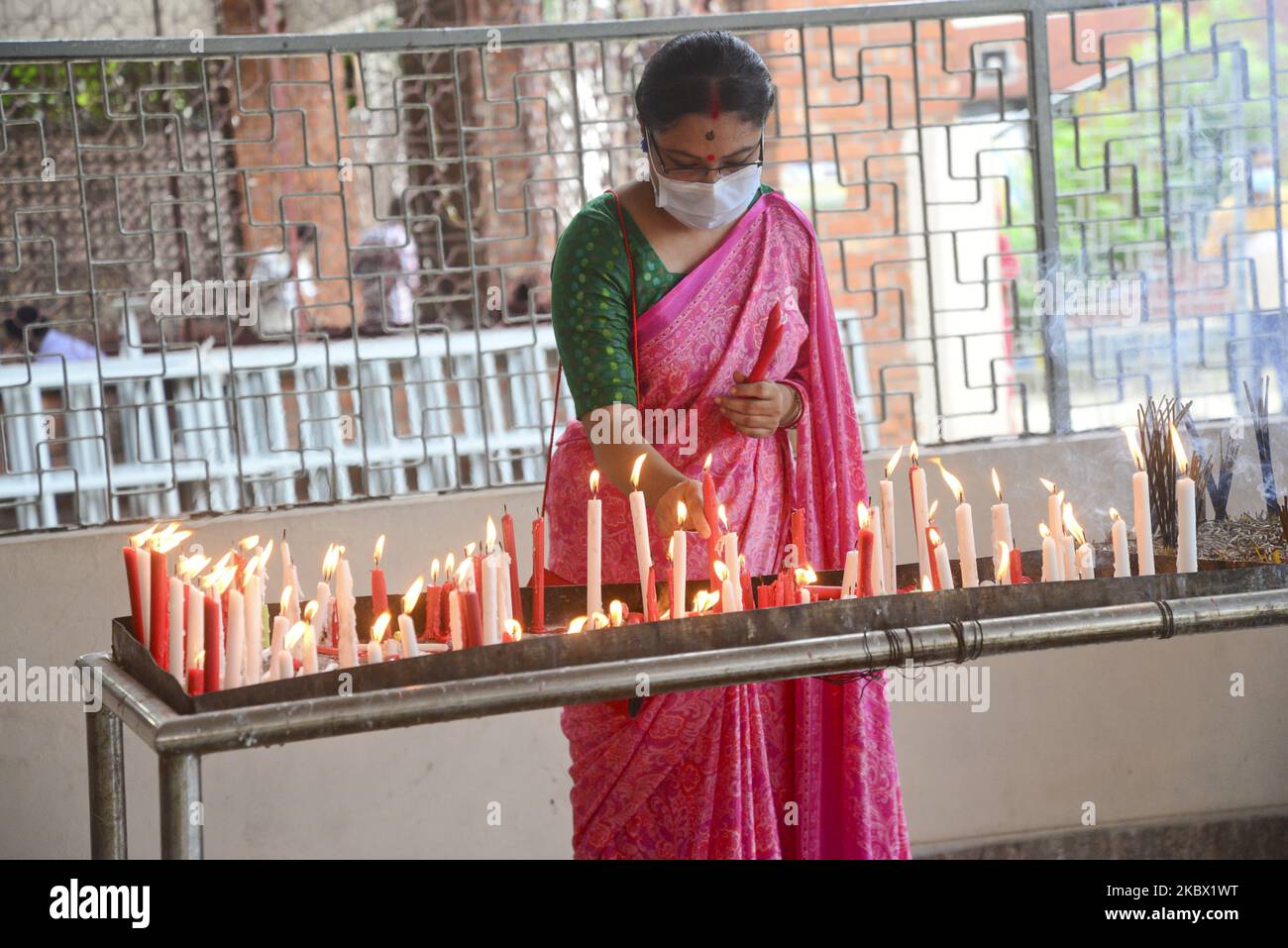 Hindu-Anhänger mit Gesichtsmast beten anlässlich der Geburt von Lord Krishna im Dhakeshwari National Temple, inmitten der Coronavirus-Pandemie in Dhaka, Bangladesch, am 11. August 2020 (Foto: Mamunur Rashid/NurPhoto) Stockfoto