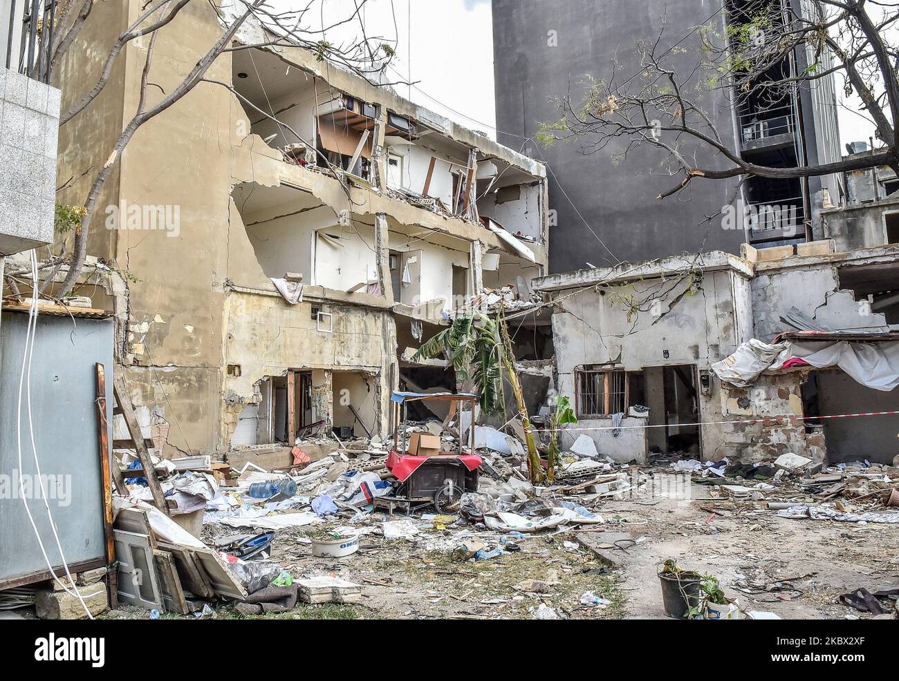 A beschädigte Gebäude in der Nähe des Hafens, am 12. August 2020 in Beirut, Libanon. Mehr als 200 Menschen starben bei der Explosion der vergangenen Woche im Hafen von Beirut. Beamte sagten, dass ein am Wasser gelegenes Lagerhaus, in dem explosive Materialien gelagert werden, angeblich 2.700 Tonnen Ammoniumnitrat, die Ursache der Explosion sei. (Foto von STR/NurPhoto) Stockfoto