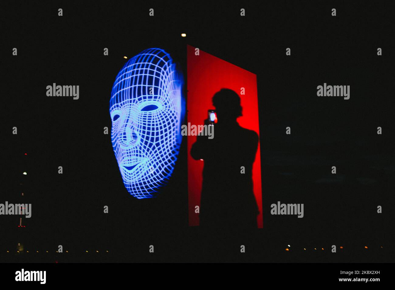 Faces of Duesseldorf, eine Videokunst-Installation, wird gesehen, wenn Menschen Fotos von der Installation in Düsseldorf, Deutschland, am 13. August 2020 machen. (Foto von Ying Tang/NurPhoto) Stockfoto