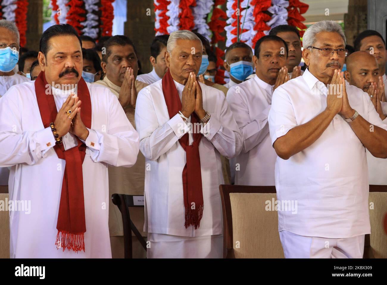 Präsident Gotabaya Rajapaksa (3L) und seine Brüder Premierminister Mahinda Rajapaksa (L) und Chamal Rajapaksa (2L), der zum Kabinettsminister für Bewässerung und Staatsminister für innere Sicherheit ernannt wurde, nehmen an Gebeten Teil, während buddhistische Mönche während einer Veranstaltung zum Fluchen des Neuen fromm singen und Segen bieten Kabinettsminister an der historischen â € œMagul Maduwaâ € / "Assembly Hall" am Tempel der Heiligen Zahn Relikt, wo die alten srilankischen Könige trafen ihre Minister und führte tägliche administrative Aufgaben in Kandy, Sri Lanka am 12. August 2020. (Foto von Tharaka Stockfoto