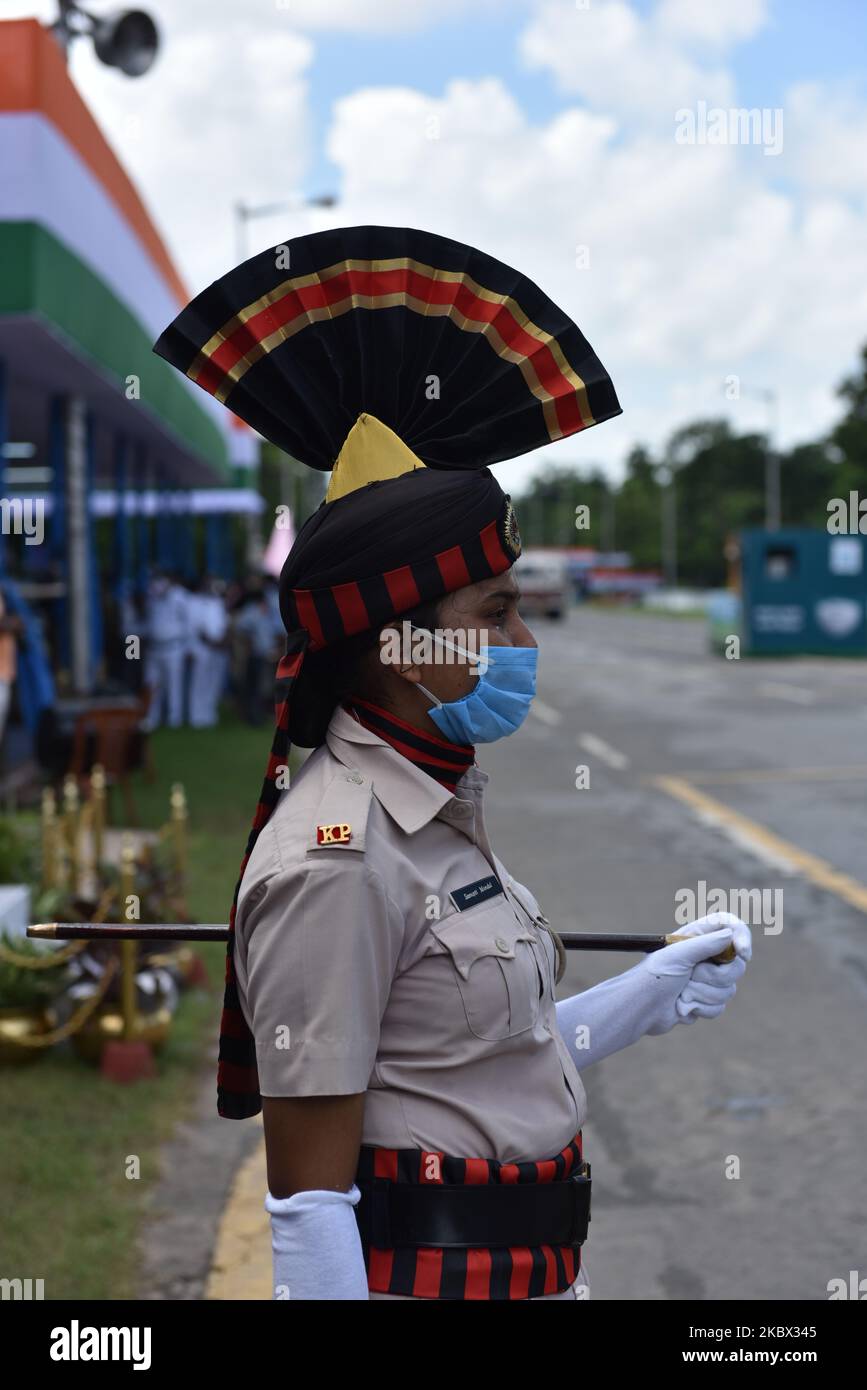 Ein Merkmal einer Polizeidame während der Generalprobe des Unabhängigkeitstages in Kalkutta, Indien, am 13. August 2020. (Foto von Sukhomoy Sen/NurPhoto) Stockfoto