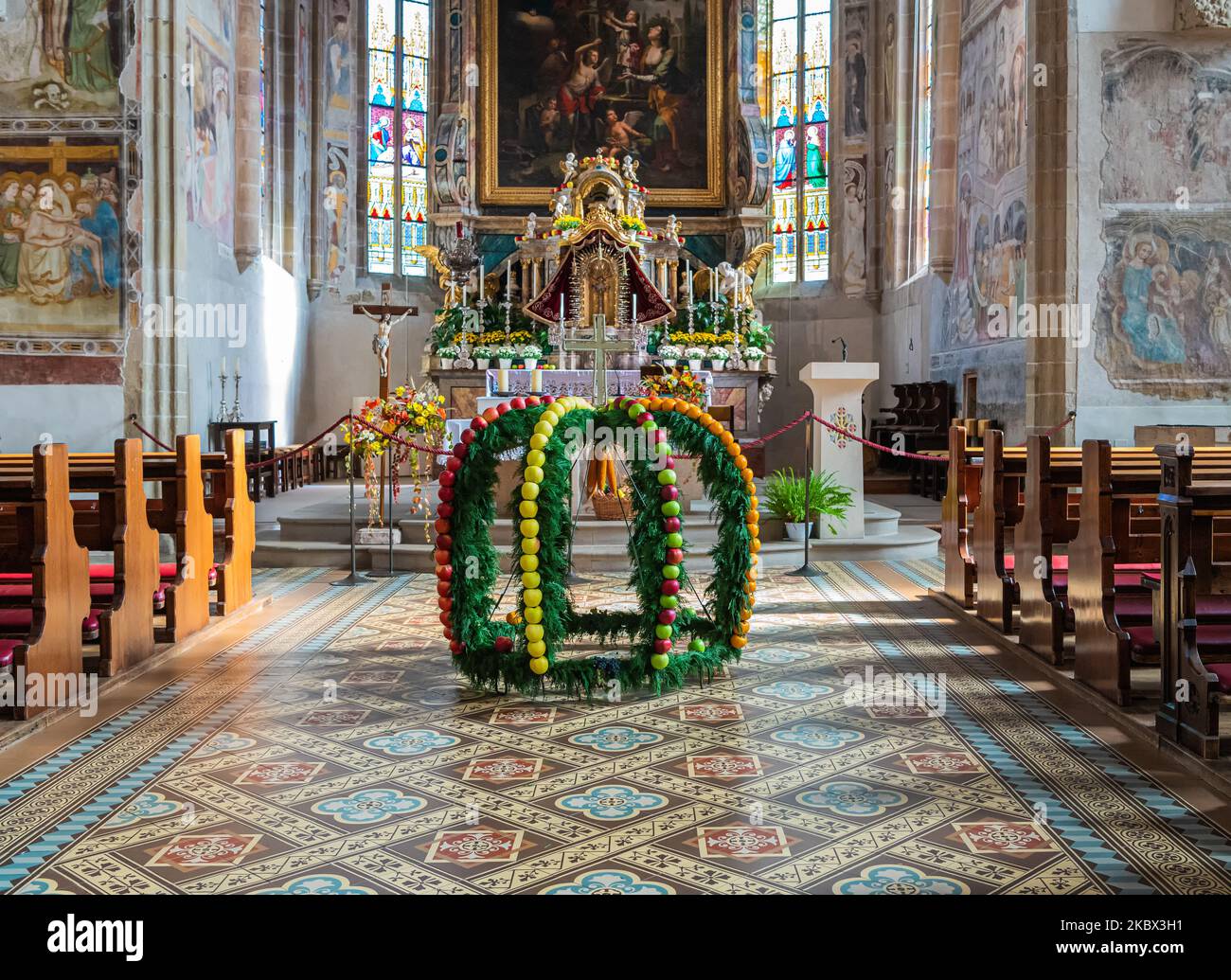 Innenraum der majestätischen St. Cyricus und Julitta Kirche. Gotische Kirche des Dorfes Tramin in Südtirol Trentino-Südtirol – Italien Stockfoto