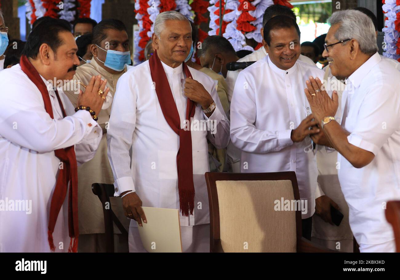 Der Premierminister von Sri Lanka, Mahinda Rajapaksa (L), begrüßt seinen jüngeren Bruder, den Präsidenten, Gotabaya Rajapaksa (3L) während ihr älterer Bruder Chamal Rajapaksa (2L) während einer Veranstaltung auf die Vereidigung der neuen Minister des Kabinetts in der historischen ''Maguwa'/ ''Assembly Hall''', die sich am Tempel der Heiligen Zahnreliquie befindet, wo die alten srilankischen Könige ihre Minister trafen und schaut Durchführung täglicher Verwaltungsaufgaben in Kandy, Sri Lanka 12. August 2020. (Foto von Tharaka Basnayaka/NurPhoto) Stockfoto