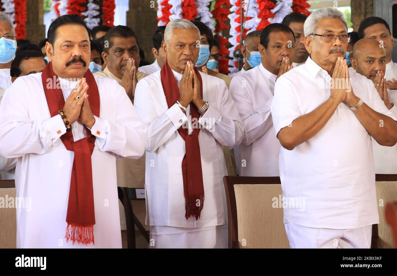 Präsident Gotabaya Rajapaksa (3L) und seine Brüder Premierminister Mahinda Rajapaksa (L) und Chamal Rajapaksa (2L), der zum Kabinettsminister für Bewässerung und zum Staatsminister für innere Sicherheit ernannt wurde, nehmen an Gebeten Teil, während buddhistische Mönche fromm singen, um während einer Veranstaltung für die Vereidigung der zu segnen Neue Kabinettsminister in der historischen 'Magul Maduwa'/'Assembly Hall', die sich im Tempel der Heiligen Zahnreliquie befindet, wo die alten srilankischen Könige am 12. August 2020 in Kandy, Sri Lanka, mit ihren Ministern zusammentraf und tägliche administrative Aufgaben erledigte. (Foto von Tharaka Bas Stockfoto