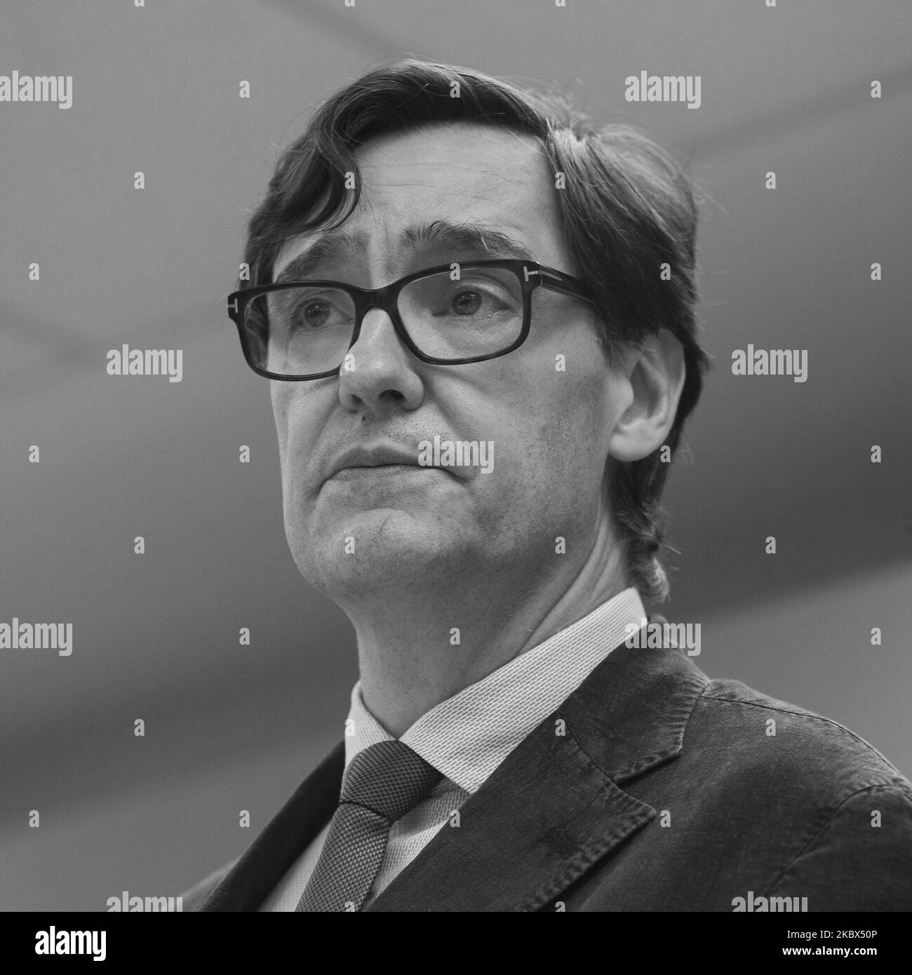 (Anmerkung des Herausgebers: Bild in Schwarz-Weiß umgewandelt) der Gesundheitsminister Salvador Illa berichtete bei seinem Auftritt, dass nach einer Vereinbarung mit den autonomen Gemeinschaften das Rauchen auf öffentlichen Straßen oder im Freien "einstimmig" untersagt sei (sowohl Zigaretten als auch andere Geräte zum Einatmen von Schnupftabak). Wenn Sie am 14. August 2020 in Madrid, Spanien, nicht zwei Meter von der Sicherheit entfernt bleiben können. Es wurde auch festgestellt, dass alle Diskotheken, Tanzsäle und Cocktailbars mit und ohne Live-Auftritte geschlossen sein werden. (Foto von Oscar Gonzalez/NurPhoto) Stockfoto