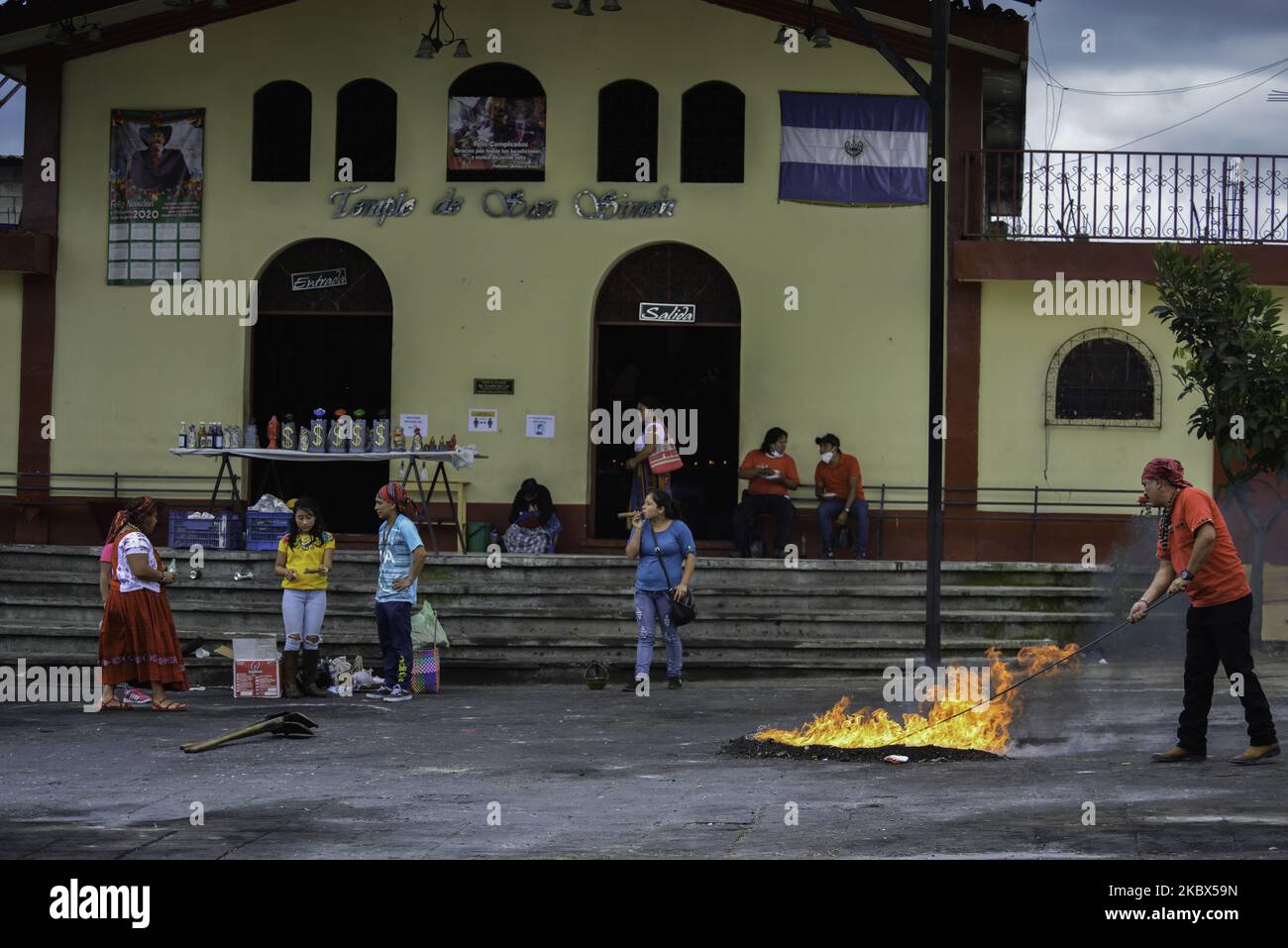 Am 14. August 2020 feiert eine Familie ihre Zeremonie vor dem Tempel San Simon in San Andrés Itzapa, 50 Kilometer westlich der guatemaltekischen Hauptstadt. Tausende von Menschen glauben, dass der heilige, der Menschen bei der Suche nach Arbeit hilft, familiäre Probleme löst und Krankheiten heilt. Während der Pandemie wurde der Tempel geschlossen, um eine Ansteckung zu verhindern, mit insgesamt 61.428 infizierten und 2.341 Toten. (Foto von Deccio Serrano/NurPhoto) Stockfoto