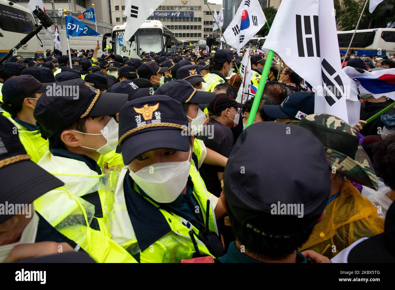 Zehntausende von südkoreanischen Konservativen versuchen während eines Protestes gegen die Regierung zum 75.. Jahrestag des Nationalen Befreiungstages am 15. August 2020 in Seoul, Südkorea, in Richtung des Präsidentenpalastes (Cheong Wa DAE) zu marschieren. Die Demonstranten versammeln sich, um Präsident Moon Jae-in zum Abtreten zu bringen. (Foto von Chris Jung/NurPhoto) Stockfoto