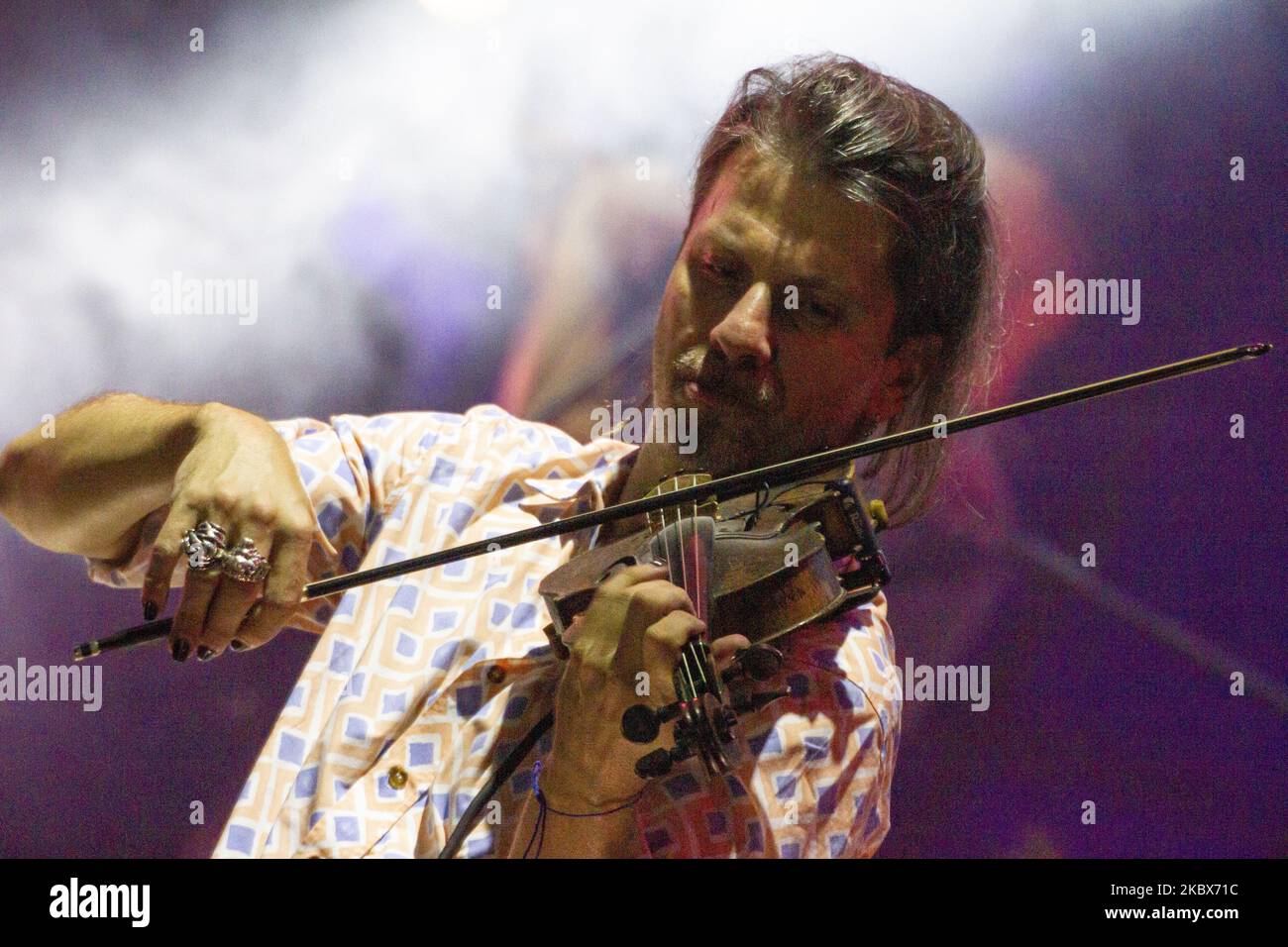 Rodrigo D'Erasmo tritt am 15. August 2020 auf der Bühne des Cinzella Festivals in Grottaglie (TA) auf. (Foto: Mimmo Lamacchia/NurPhoto) Stockfoto