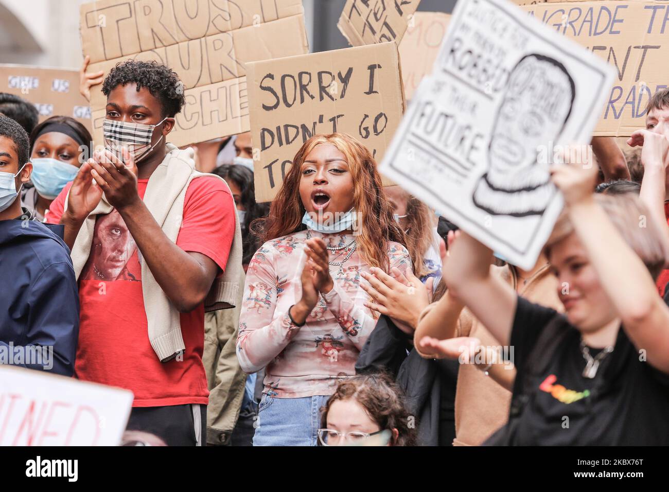 Jugendproteste vor dem Bildungsministerium, da am 16. August ein neues Prüfungsbewertungssystem im britischen Bildungssystem eingeführt wurde - London, England. Fast 280 Studenten sahen ihre A-Level-Noten nach der Einführung des umstrittenen Preismodells Ofqual herabgestuft. 5 Millionen GCSEs werden mit diesem Algorithmus vergeben. Demonstranten sagen, dass Ofqual private Schulen privilegiert und Schüler mit weniger privilegierten Hintergründen herunterstuft. (Foto von Dominika Zarzycka/NurPhoto) Stockfoto