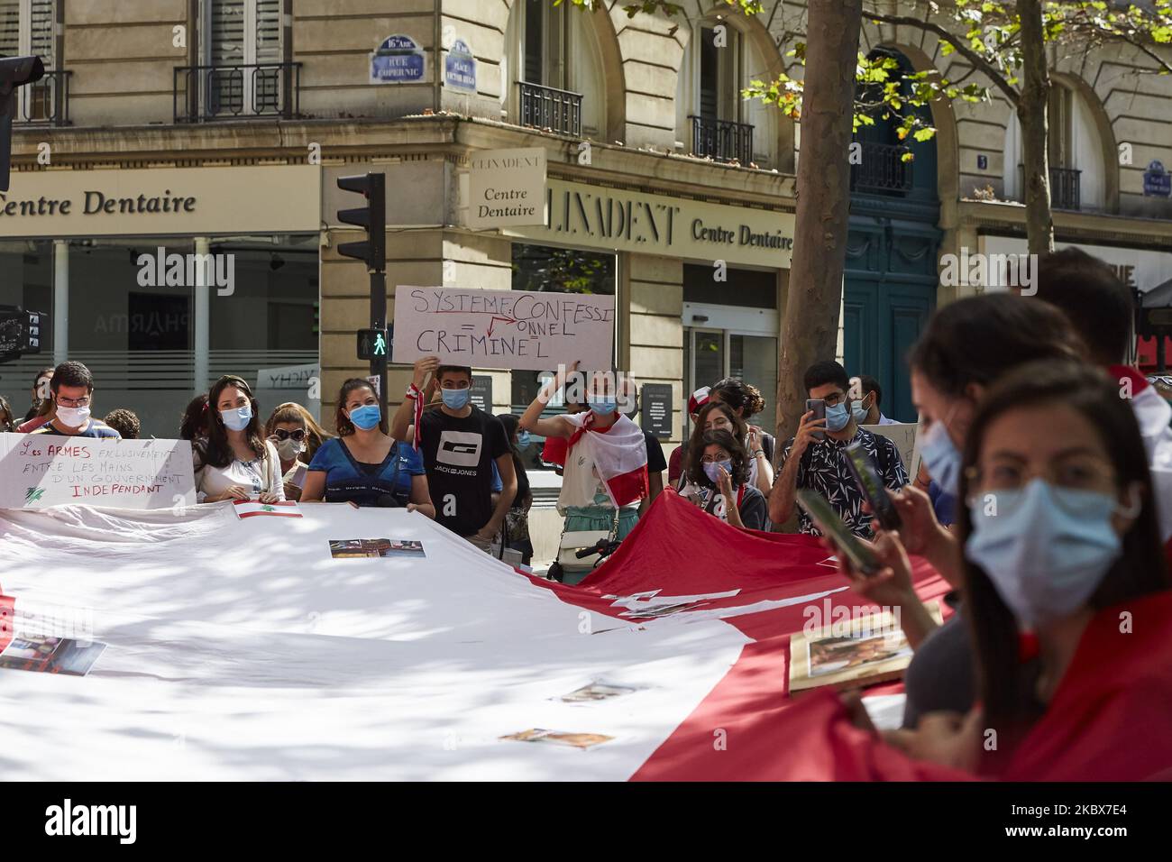 Demonstranten demonstrieren gegen libanesische Behörden und die politische Korruption im Libanon im Zusammenhang mit der massiven Explosion im Hafen von Beirut in Paris am 16. August 2020. Nach Angaben der libanesischen Behörde wurden mindestens 179 Menschen getötet, Und mehr als 6.000 Verletzte, wobei 49 bei der Explosion in Beirut, die am 04. August den Hafenbereich verwüstet und vermutlich durch geschätzte 2.750 Tonnen Ammoniumnitrat in einem Lagerhaus verursacht wurde, noch fehlen. (Foto von Adnan Farzat/NurPhoto) Stockfoto