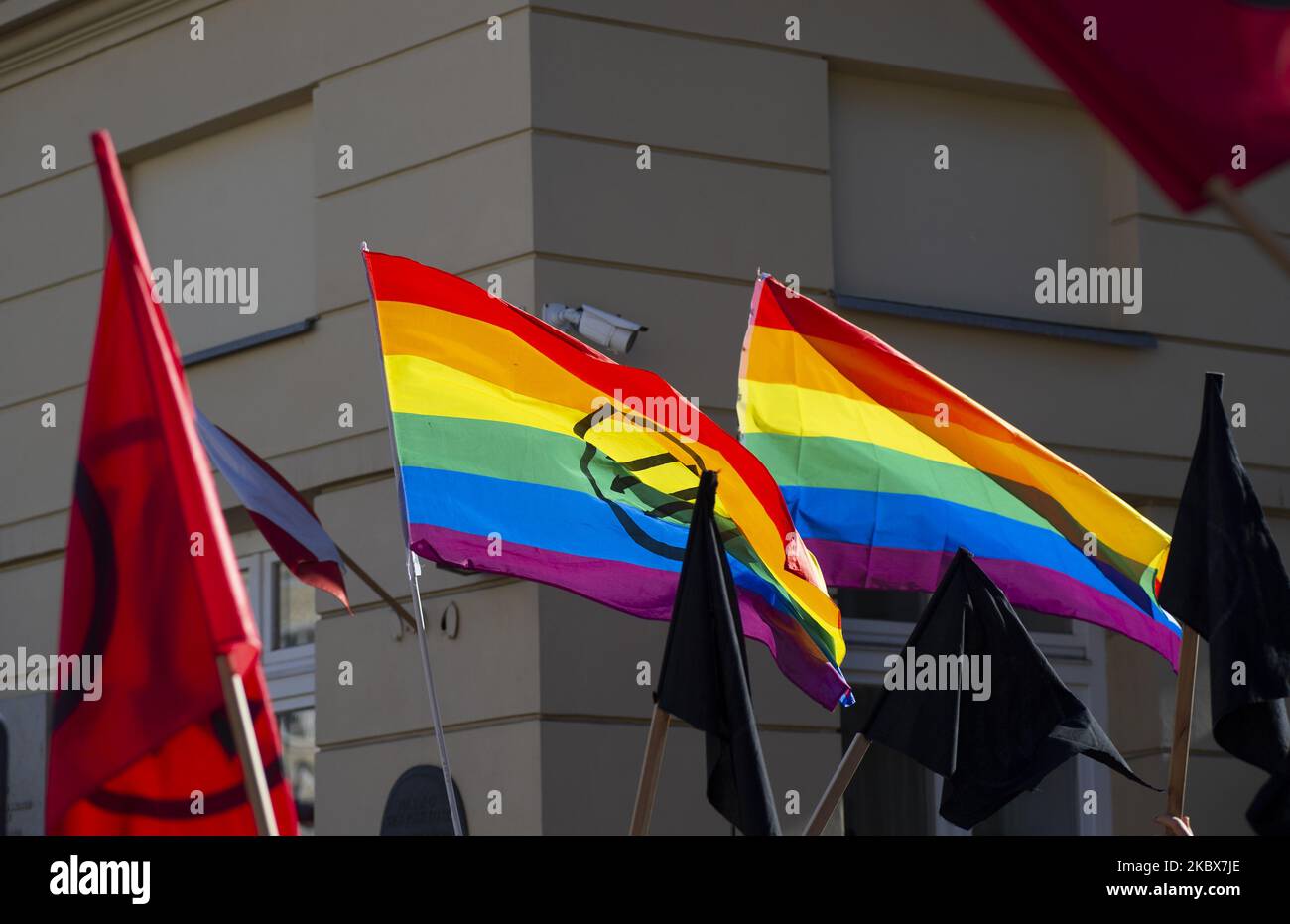 Am 16. August 2020 werden in Warschau, Polen, LGBT-Regenbogenfahnen zwischen den Antifa-Flaggen geschwenkt. Rund hundert Demonstranten versammelten sich vor dem Haupteingang der Universität Warschau, um gegen die Diskriminierung der LGBT-Minderheit in Polen zu protestieren. Zur gleichen Zeit fand eine von verschiedenen Nationalisten-Gruppen organisierte Gegendemonstration statt, bei der etwa dieselbe Anzahl von Gegendemonstlern Slogans schrie und LGBT-Fahnen brannte. (Foto von Aleksander Kalka/NurPhoto) Stockfoto