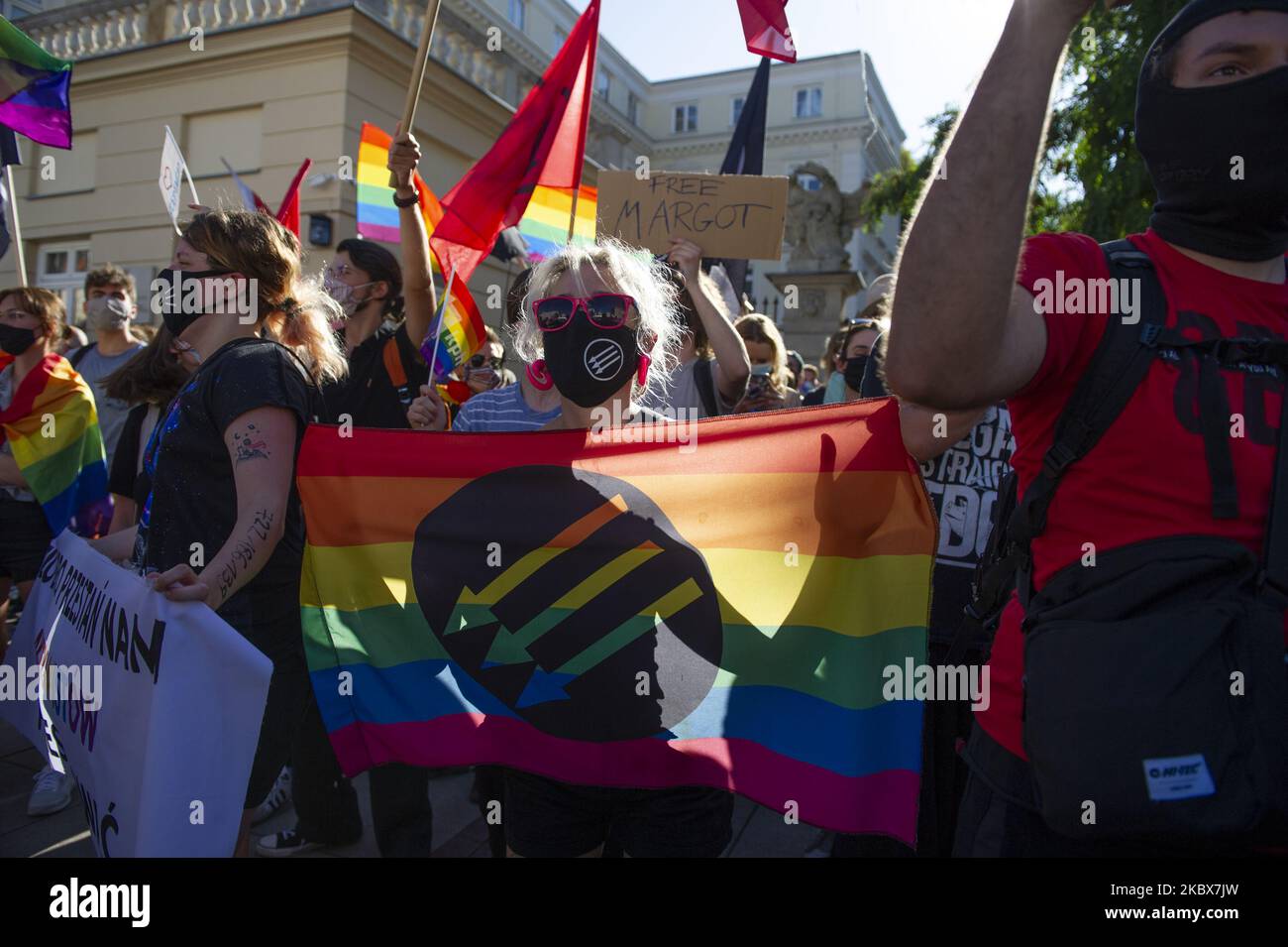Ein Demonstranten hält am 16. August 2020 in Warschau, Polen, eine LGBT-Flagge mit Antifa-Logo. Rund hundert Demonstranten versammelten sich vor dem Haupteingang der Universität Warschau, um gegen die Diskriminierung der LGBT-Minderheit in Polen zu protestieren. Zur gleichen Zeit fand eine von verschiedenen Nationalisten-Gruppen organisierte Gegendemonstration statt, bei der etwa dieselbe Anzahl von Gegendemonstlern Slogans schrie und LGBT-Fahnen brannte. (Foto von Aleksander Kalka/NurPhoto) Stockfoto
