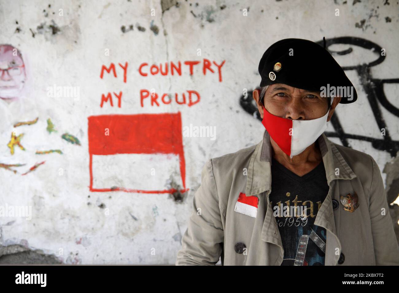 Der indonesische Straßenkünstler Bambang (63) trägt eine Gesichtsmaske in indonesischer Nationalflaggenfarbe und ist während des indonesischen Unabhängigkeitstages 75. in Jakarta am 17. August 2020 fotografisch mit indonesischer Nationalflaggenfarbe als Hintergrund dargestellt. In diesem Jahr feiern die Indonesier ihren Unabhängigkeitstag auf die Art und Weise der Diferenz, da die Regierung der Öffentlichkeit untersagt, wie üblich jegliche Feierlichkeiten, einschließlich Wettkampfspielen, durchzuführen, um die Ausbreitung des Covid-19-Coronavirus zu verhindern. (Foto von Aditya Irawan/NurPhoto) Stockfoto