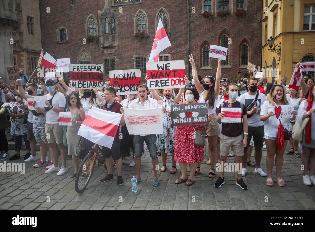 Demonstranten in Breslau, Polen, am 17. August 2020. Mitglieder der lokalen belarussischen Diaspora, Aktivisten und lokale Unterstützer, um ihre Solidarität mit den Belarussen während der Solidaritätskundgebung im Zusammenhang mit den politischen Ereignissen in ihrem Land auszudrücken. (Foto von Krzysztof Zatycki/NurPhoto) Stockfoto