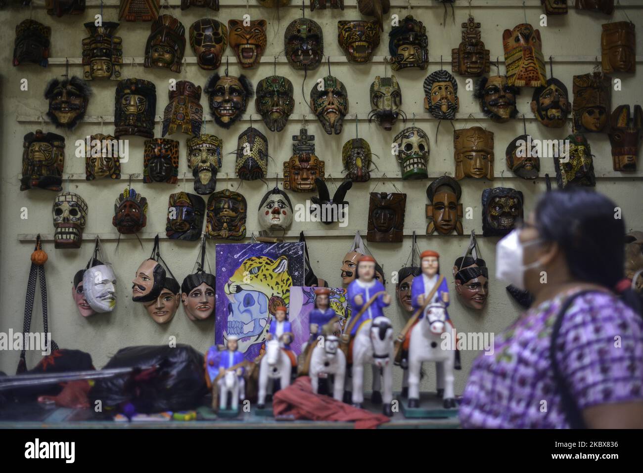 Holzmasken zum Verkauf in La Moreria Santo Tomas, für die Prozession zu Ehren von Santo Tomás am Sonntag, 16. August 2020 in der Gemeinde Chichicastenango, Department of Quiché, 150 Kilometer westlich von Guatemala-Stadt, Guatemala. Aufgrund der Pandemie wurden alle religiösen Veranstaltungen und Messen abgesagt, um die Ausbreitung von Civid-19 im Land mit 62.562 Fällen und 2.379 Todesfällen zu vermeiden. (Foto von Deccio Serrano/NurPhoto) Stockfoto