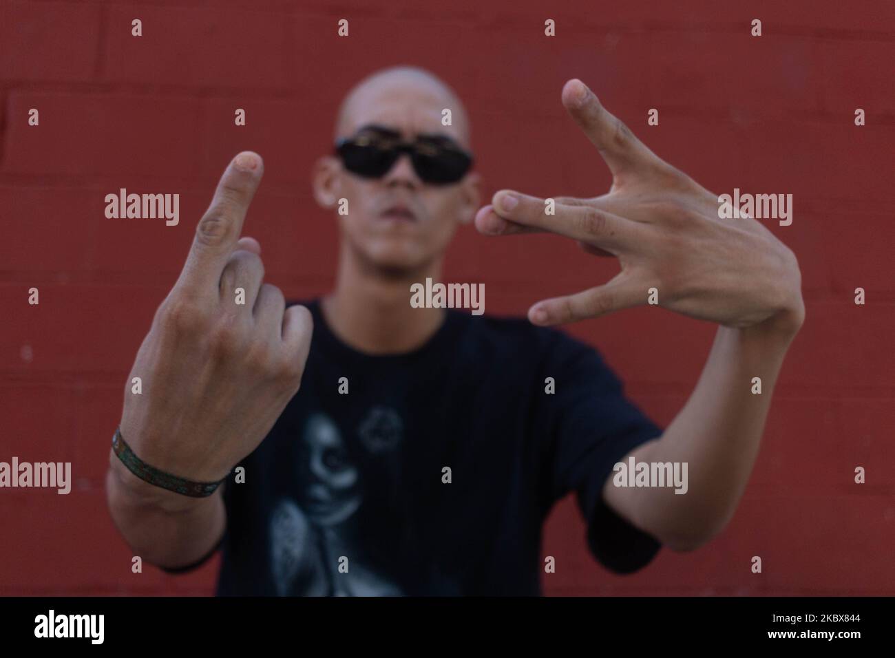 Am 15. August 2020 stellte ein Mann namens „groot“ die Nummer 13 in Acapulco, Mexiko, dar. Sie wurde von 30 bis 40 Menschen im Alter von 18 bis 40 Jahren gegründet und ist eine Bruderschaftsschule, die sich gegenseitig in der schwierigen und gewalttätigen Situation unterstützt, vor der Mexiko steht. (Foto von Franyeli Garcia/NurPhoto) Stockfoto