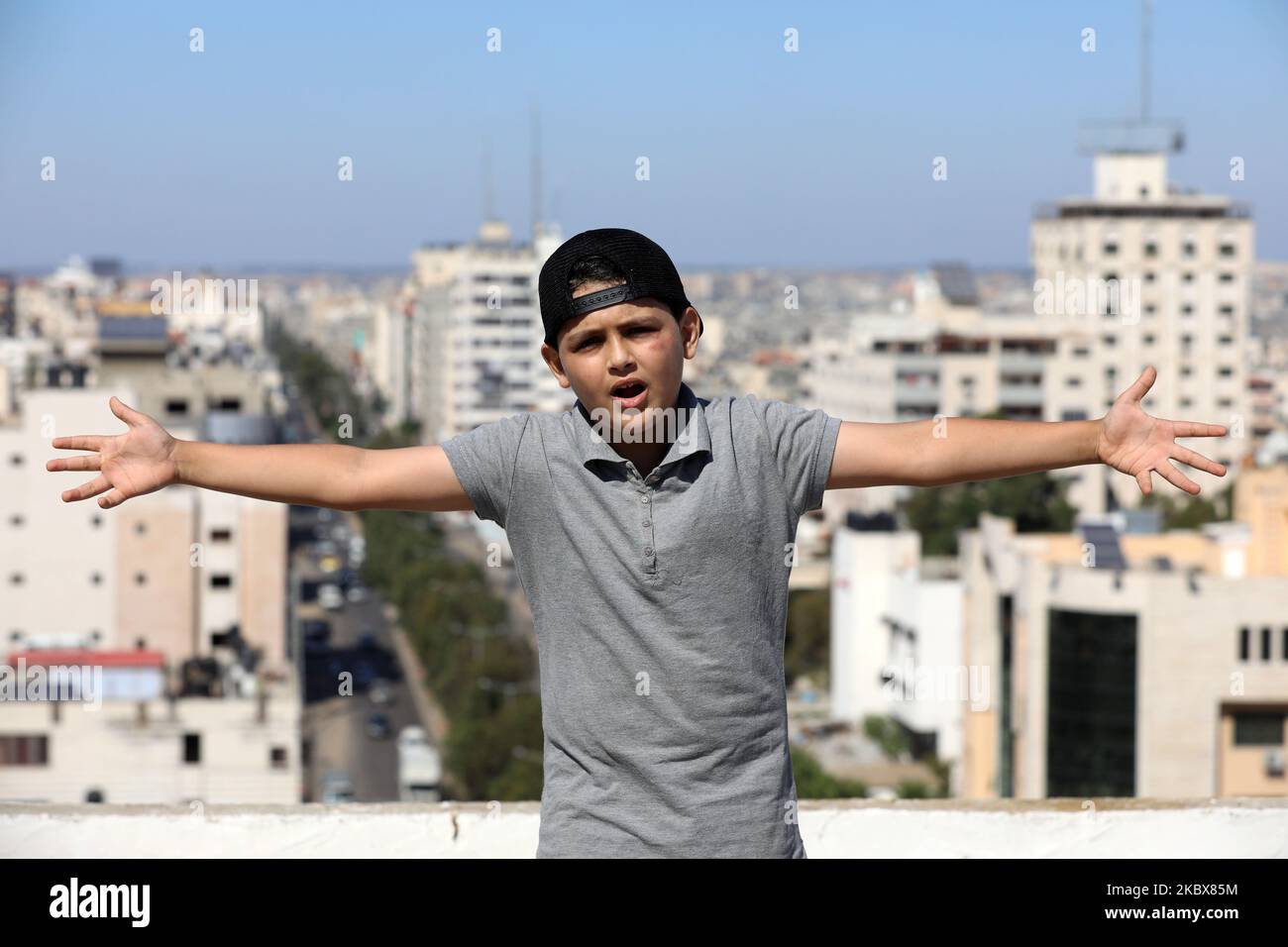 Ein palästinensischer Rapper Abdul Rahman Al-Shanti,11, der am 17. August 2020 auf einem Dach über Gaza City auftrat. Abdel-Rahman, wurde das Kind, das fließend im "Rap" wurde und begann Lieder auf Englisch über Palästina, Freiheit und andere Anti-Hass und Rassismus zu singen. (Foto von Majdi Fathi/NurPhoto) Stockfoto
