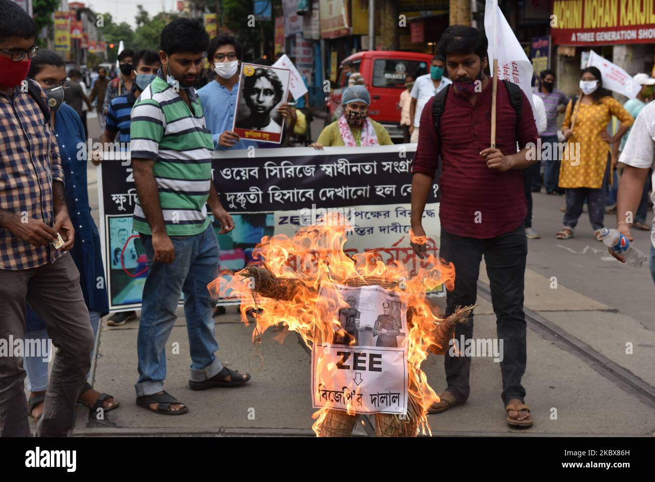 Am 17. August 2020 protestieren Menschen in Kalkutta, Indien, gegen Zee5 Personen. Zee5 präsentiert eine Web-Serie ''Abhay-2'', in der der jüngste bengalische Freiheitskämpfer, Märtyrer des indischen Freiheitskampfes, der von der britischen Regierung hingerichtet wurde. Die Fotografie von Khudiram Bose wurde in der zweiten Folge der zweiten Staffel der Serie als einer der flüchtigen lokalen Kriminellen in einer „Polizeiverhörszene“ verwendet, die Fotos von lokalen Kriminellen enthält. Der Protest wurde von der Students Federation of India organisiert. (Foto von Sukhomoy Sen/NurPhoto) Stockfoto