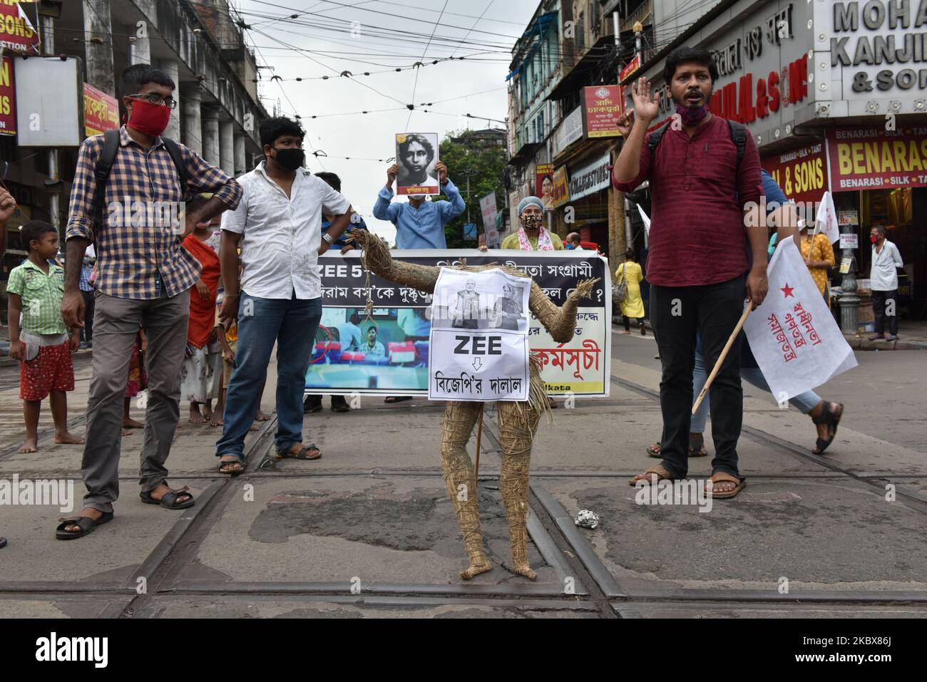 Am 17. August 2020 protestieren Menschen in Kalkutta, Indien, gegen Zee5 Personen. Zee5 präsentiert eine Web-Serie ''Abhay-2'', in der der jüngste bengalische Freiheitskämpfer, Märtyrer des indischen Freiheitskampfes, der von der britischen Regierung hingerichtet wurde. Die Fotografie von Khudiram Bose wurde in der zweiten Folge der zweiten Staffel der Serie als einer der flüchtigen lokalen Kriminellen in einer „Polizeiverhörszene“ verwendet, die Fotos von lokalen Kriminellen enthält. Der Protest wurde von der Students Federation of India organisiert. (Foto von Sukhomoy Sen/NurPhoto) Stockfoto