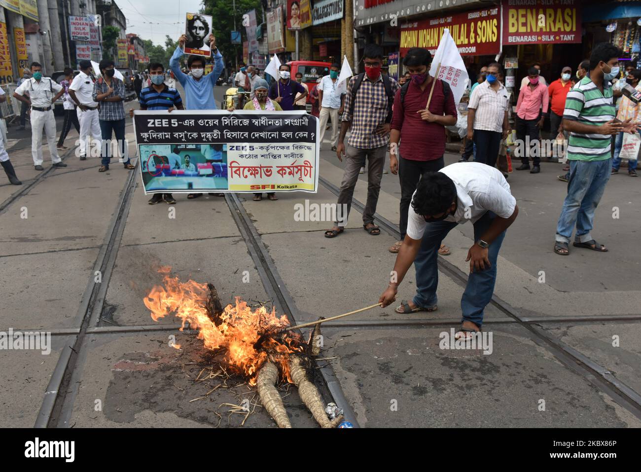 Am 17. August 2020 protestieren Menschen in Kalkutta, Indien, gegen Zee5 Personen. Zee5 präsentiert eine Web-Serie ''Abhay-2'', in der der jüngste bengalische Freiheitskämpfer, Märtyrer des indischen Freiheitskampfes, der von der britischen Regierung hingerichtet wurde. Die Fotografie von Khudiram Bose wurde in der zweiten Folge der zweiten Staffel der Serie als einer der flüchtigen lokalen Kriminellen in einer „Polizeiverhörszene“ verwendet, die Fotos von lokalen Kriminellen enthält. Der Protest wurde von der Students Federation of India organisiert. (Foto von Sukhomoy Sen/NurPhoto) Stockfoto