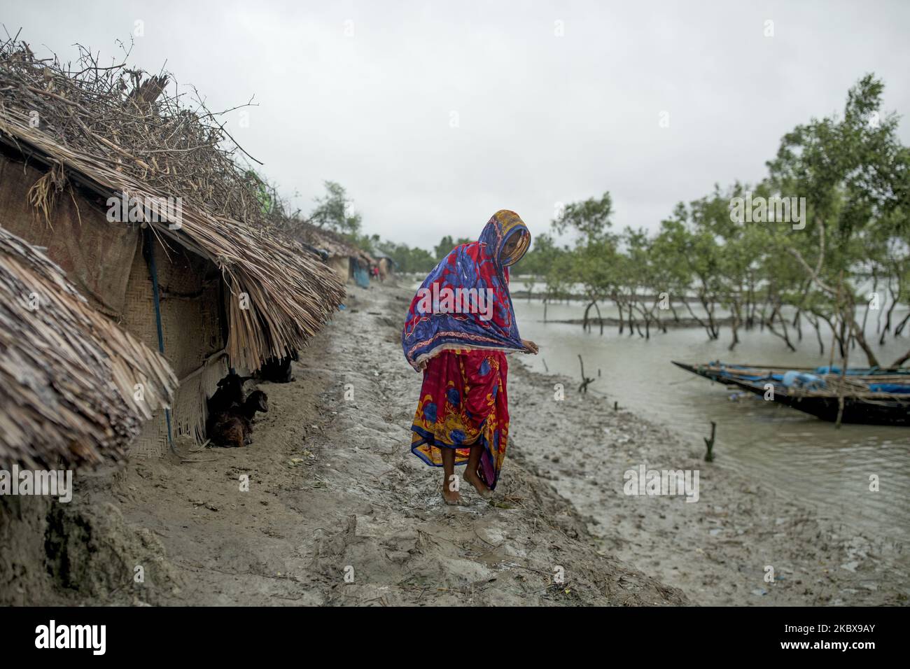 Der schwere Wirbelsturm Amphin hatte am 15. August 2020 in Satkhira, Bangladesch, eine Spur der Zerstörung hinterlassen. Bangladesch ist eines der am stärksten von den Auswirkungen des Klimawandels betroffenen Länder. Die regelmäßigen und schweren Naturgefahren, die Bangladesch bereits unter tropischen Wirbelstürmen, Flusserosion, Überschwemmungen, Erdrutschen und Dürren leidet, werden durch den Klimawandel immer intensiver und häufiger werden. Der Anstieg des Meeresspiegels wird zunehmend Küstenland in Bangladesch überfluten, und die dramatische Erosion an den Küsten und Flüssen wird Land und Häuser zerstören. Diese und die vielen anderen negativen Stockfoto