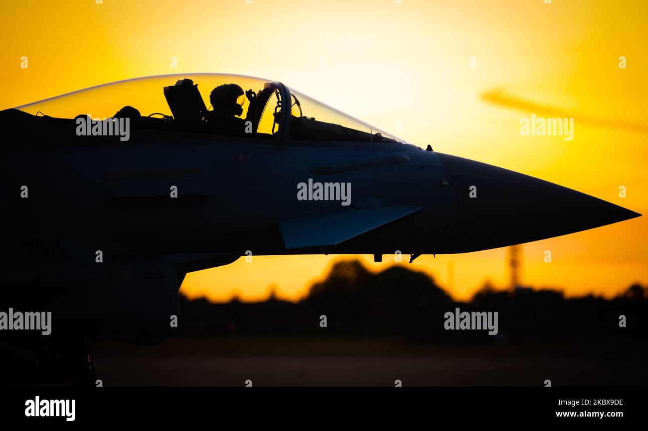 Der Pilot des Royal Air Force Eurofighter Typhoon gibt vor dem Start der RAF Coningsby, Großbritannien, gegen einen Sonnenuntergang am 20. Juli 2020 das „OK“-Signal ab. (Foto von Jon Hobley/MI News/NurPhoto) Stockfoto