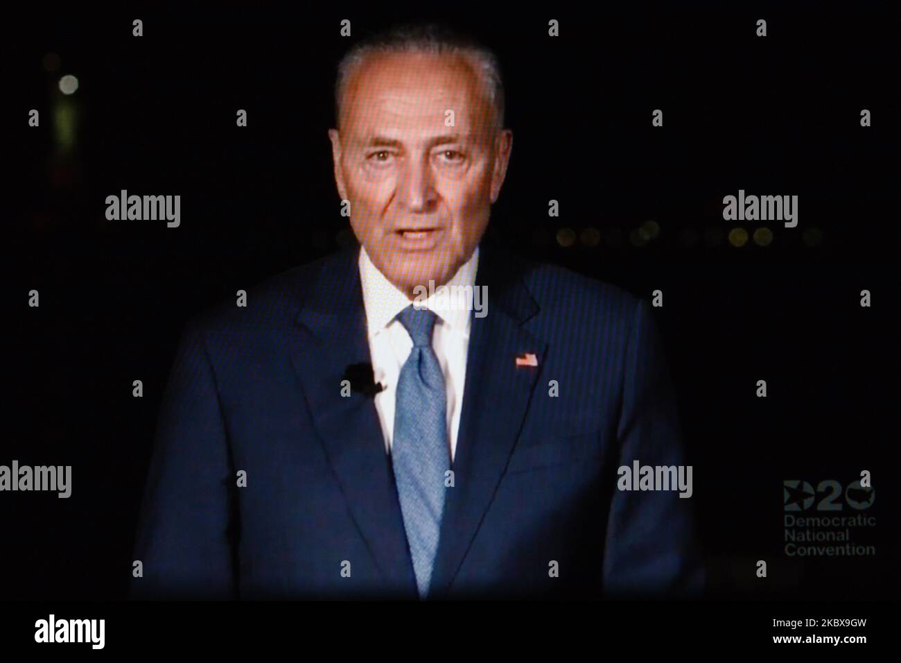 Chuck Schumer, der Minderheitsführer DES US-Senats, spricht über die virtuelle Demokratische Nationalversammlung von 2020, die am 19. August 2020 aus London, England, per Livestream online übertragen und auf einem Laptop-Bildschirm angezeigt wird. Das viertägige Ereignis, das ursprünglich vom Juli verschoben wurde, findet fast vollständig aus der Ferne als Reaktion auf die Coronavirus-Pandemie statt. Der ehemalige US-Vizepräsident Joe Biden, der heute Abend offiziell nominiert wurde, wird bei den US-Präsidentschaftswahlen am 3. November mit Präsident Donald Trump konfrontiert sein. (Foto von David Cliff/NurPhoto) Stockfoto