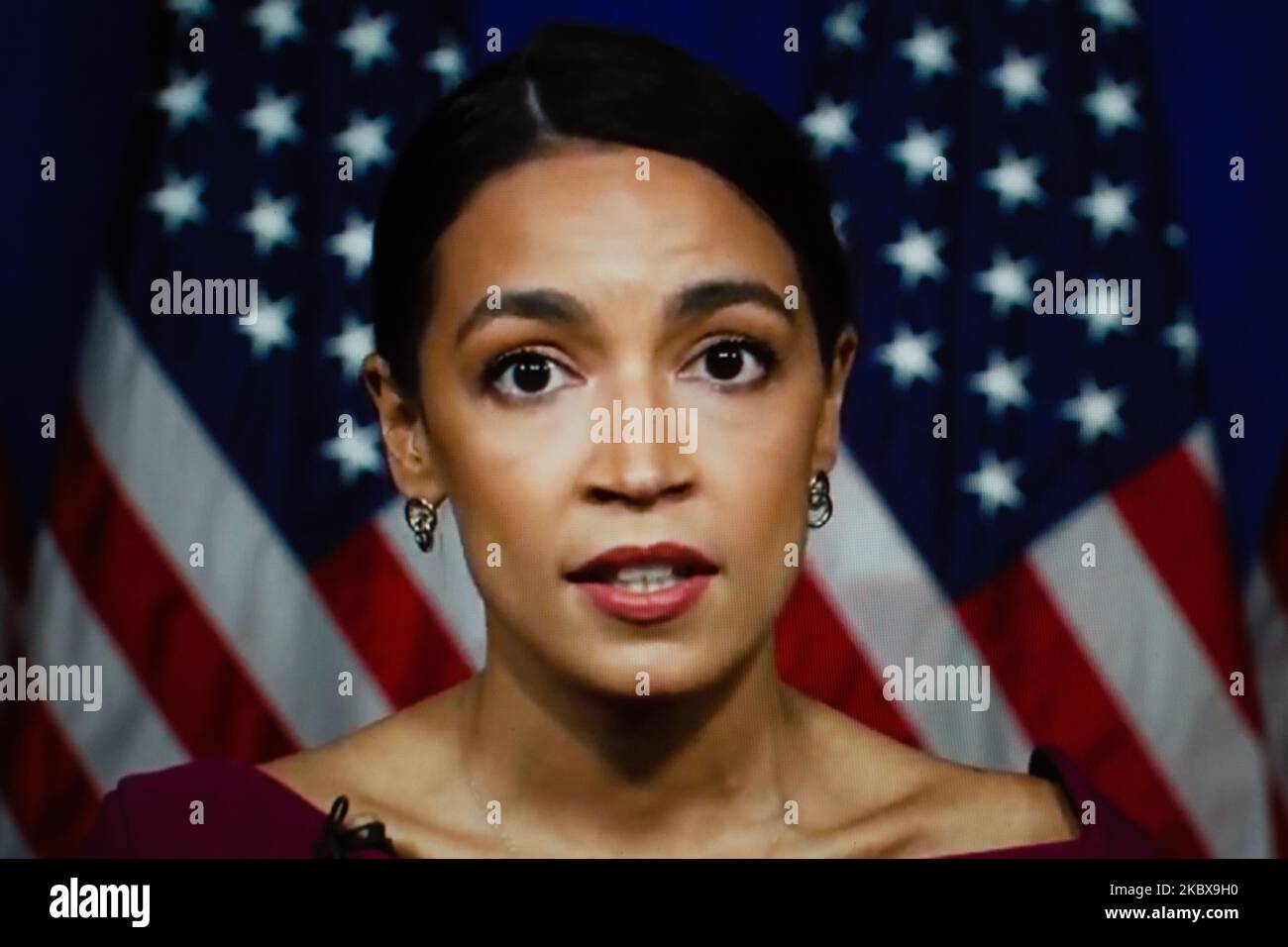 Die US-Repräsentantin Alexandria Ocasio-Cortez spricht am 19. August 2020 über die virtuelle Demokratische Nationalversammlung 2020, die online live übertragen und auf einem Laptop-Bildschirm aus London, England, angesehen wird. Das viertägige Ereignis, das ursprünglich vom Juli verschoben wurde, findet fast vollständig aus der Ferne als Reaktion auf die Coronavirus-Pandemie statt. Der ehemalige US-Vizepräsident Joe Biden, der heute Abend offiziell nominiert wurde, wird bei den US-Präsidentschaftswahlen am 3. November mit Präsident Donald Trump konfrontiert sein. (Foto von David Cliff/NurPhoto) Stockfoto