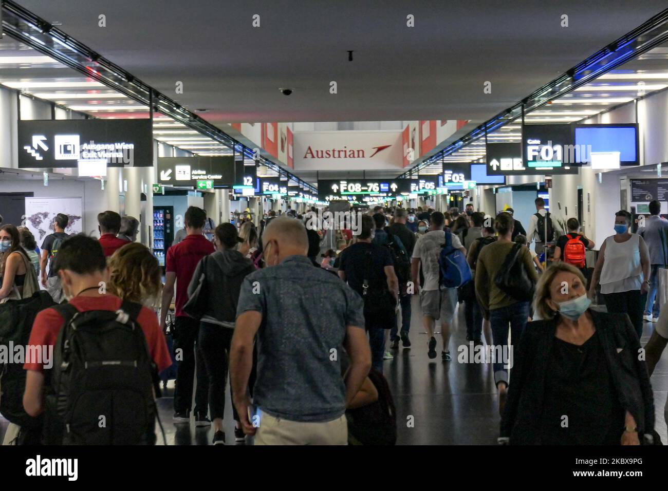Passagiere mit Gesichtsmasken, Handschuhen und Sicherheitsmaßnahmen sind am 15. Juli im Terminal, Bereich F Gates des Vienna International Airport VIE LOWW - Flughafen Wien-Schwechat, zu sehen. 2020 Dienst an der österreichischen Hauptstadt, aber auch an Bratislava, da es 55km von der slowakischen Stadt während der Covid-19 Coronavirus-Pandemie entfernt ist, mit sozialen Distanzierungsmaßnahmen und Desinfektion von Händedesinfektionsmitteln überall nach der Sperrzeit. Am 1. Juli gibt Österreich eine Reisewarnung für sechs Balkanstaaten aus: Serbien, Montenegro, Bosnien-Herzegowina, Nord-Mazedonien, Albanien und Kosovo. Passagiere, die von Thos aus anreisen Stockfoto