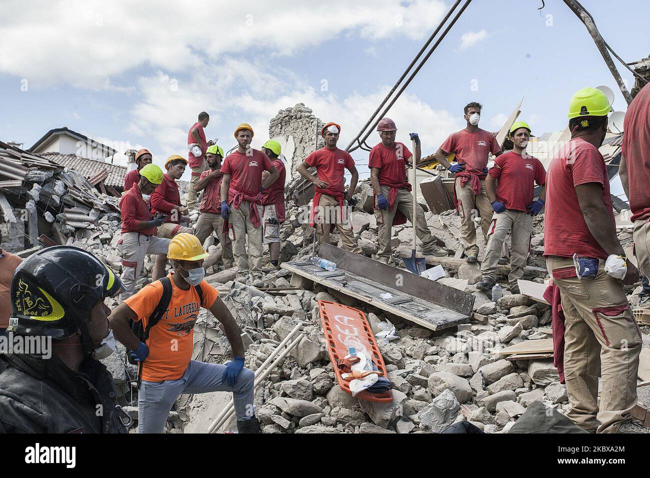 Mitarbeiter der Rettungsbehörde arbeiten am 24. August 2016 an den Trümmern in Amatrice, Italien, die durch das Erdbeben beschädigt wurden. (Foto von Paolo Manzo/NurPhoto) Stockfoto