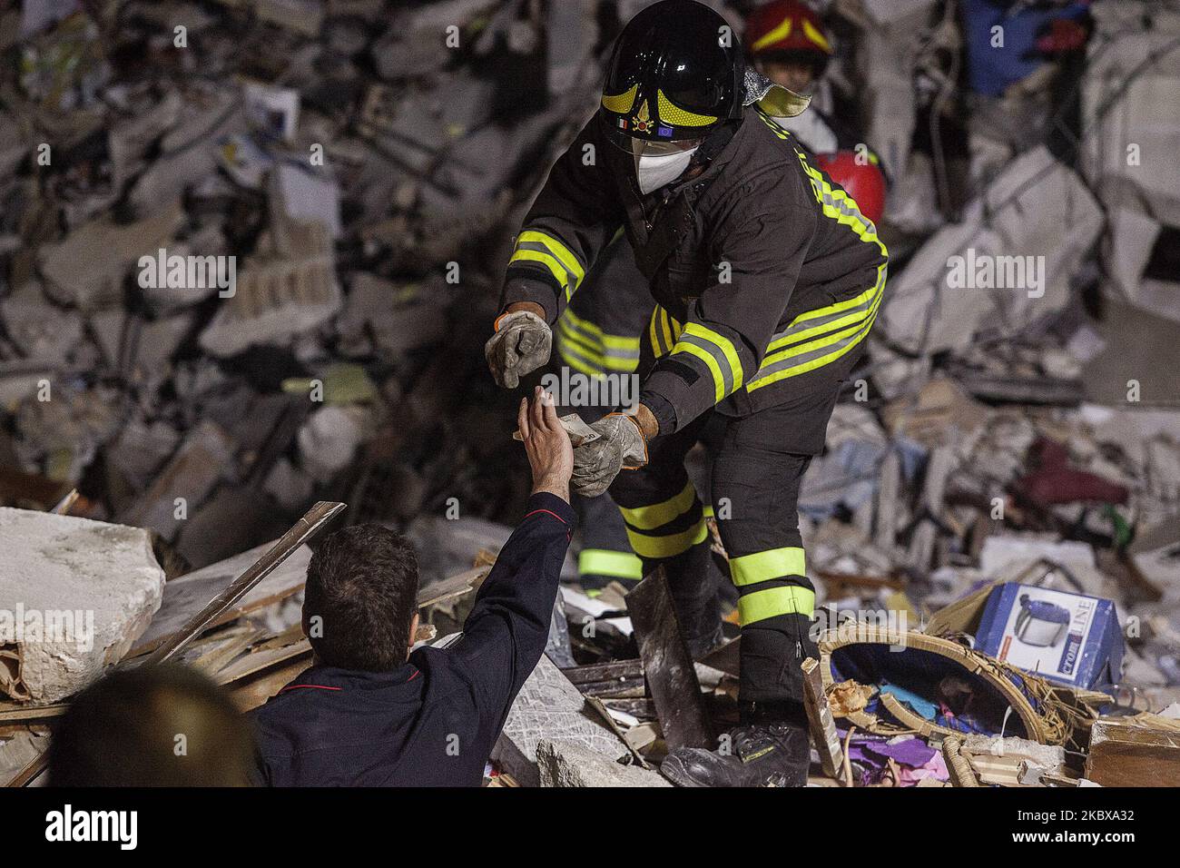 Mitarbeiter der Rettungsbehörde arbeiten am 24. August 2016 an den Trümmern in Amatrice, Italien, die durch das Erdbeben beschädigt wurden. (Foto von Paolo Manzo/NurPhoto) Stockfoto