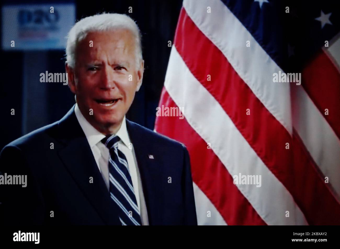 Der Präsidentschaftskandidat Joe Biden erscheint nach der Dankesrede seines stellvertretenden Präsidentschaftskandidaten, Senator Kamala Harris, während der virtuellen Democratic National Convention von 2020, die am 20. August 2020 online per Livestream übertragen und auf einem Laptop-Bildschirm aus London, England, angezeigt wird, auf der Bühne. Das viertägige Ereignis findet fast vollständig aus der Ferne als Reaktion auf die Coronavirus-Pandemie statt. Bei der Versammlung gestern Abend wurde der ehemalige US-Vizepräsident Joe Biden offiziell ernannt, um die Demokraten-Herausforderung gegen Präsident Donald Trump und die Republikanische Partei in diesem Herbst anzuführen. Die US-Präsidentschaft Stockfoto