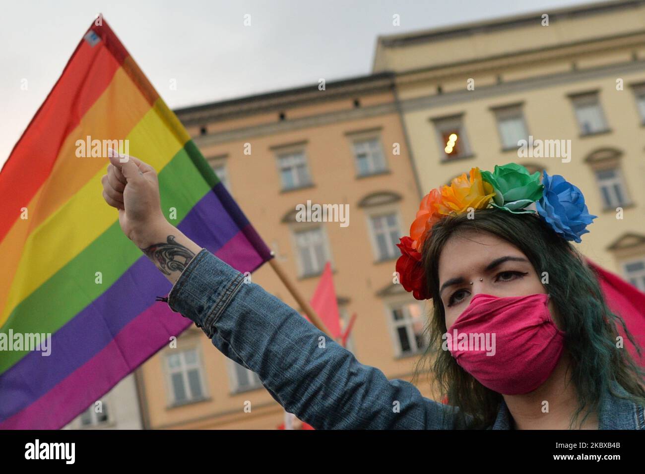 Ein pro-LGBT-Aktivist, der während des Protestes gesehen wurde. Rechtsextreme Nationalisten und Pro-Life-Aktivisten organisierten einen Protest gegen den LGBT neben dem Adam-Mickiewicz-Denkmal auf dem Krakauer Hauptmarkt. Auf der gegenüberliegenden Seite des Platzes organisierten LGBT-Aktivisten und Antifaschisten einen Gegenprotest. Am 19. August 2020 in Krakau, Woiwodschaft Kleinpolen, Polen. (Foto von Artur Widak/NurPhoto) Stockfoto