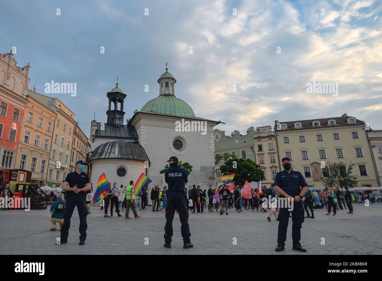 Mitglieder der Polizei trennen zwei verschiedene Proteste in Krakau. Rechtsextreme Nationalisten und Pro-Life-Aktivisten organisierten einen Protest gegen den LGBT neben dem Adam-Mickiewicz-Denkmal auf dem Krakauer Hauptmarkt. Auf der gegenüberliegenden Seite des Platzes organisierten LGBT-Aktivisten und Antifaschisten einen Gegenprotest. Am 19. August 2020 in Krakau, Woiwodschaft Kleinpolen, Polen. (Foto von Artur Widak/NurPhoto) Stockfoto